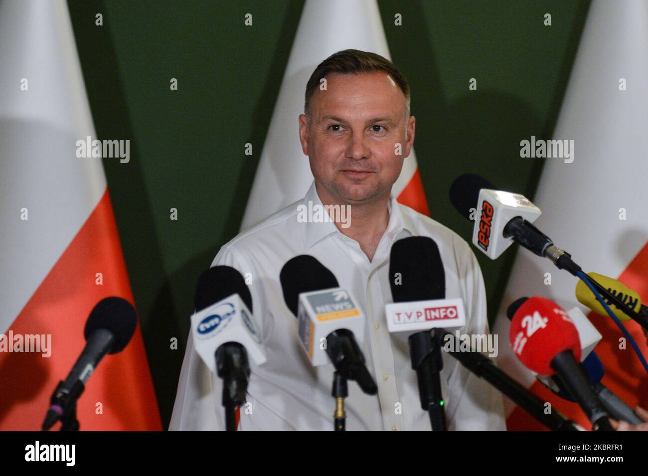 Andrzej Duda, der derzeitige polnische Präsident und Kandidat für die Präsidentschaftswahl 2020, spricht im Rahmen einer Pressekonferenz mit den Medien nach einem Treffen mit dem Krisenmanagement der Woiwodschaft im Zusammenhang mit Überschwemmungen in der Woiwodschaft Kleinpolen. Am Sonntag, den 21. Juni 2020, in Krakau, Woiwodschaft Kleinpolen, Polen. (Foto von Artur Widak/NurPhoto) Stockfoto