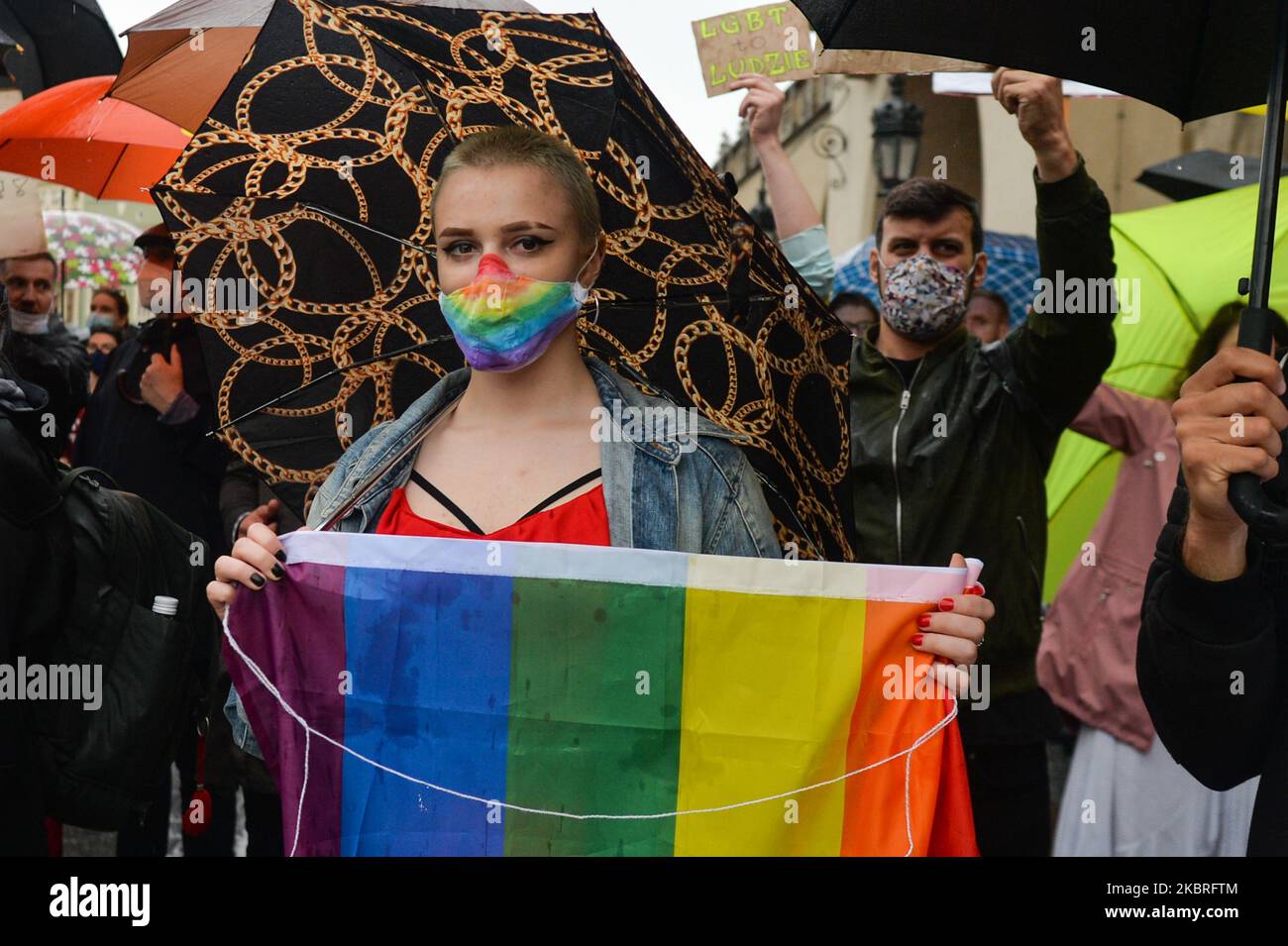 Mitglieder der LGBT-Gemeinschaft während eines Protestes gegen Diskriminierung auf dem Krakauer Hauptplatz neben dem Platz, an dem der polnische Präsident Andrzej Duda gleichzeitig eine Wahlkampfveranstaltung veranstaltet. Am Sonntag, den 21. Juni 2020, in Krakau, Polen. (Foto von Artur Widak/NurPhoto) Stockfoto