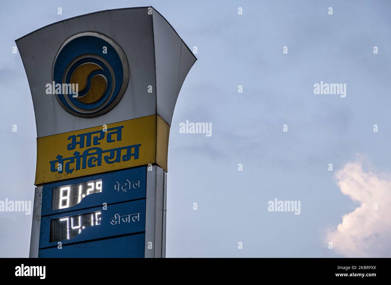 An den 16. aufeinander folgenden Tagen sind die Benzin- und Dieselpreise in Indien angesteigen. In diesen 16 Tagen ist der Benzinpreis um 8,3 Rs pro Liter gestiegen, während der Dieselpreis um 9,46 Rs pro Liter gestiegen ist. Am 22.. Juni 2020 in Kalkutta, Indien. (Foto von Dipayan Bose/NurPhoto) Stockfoto