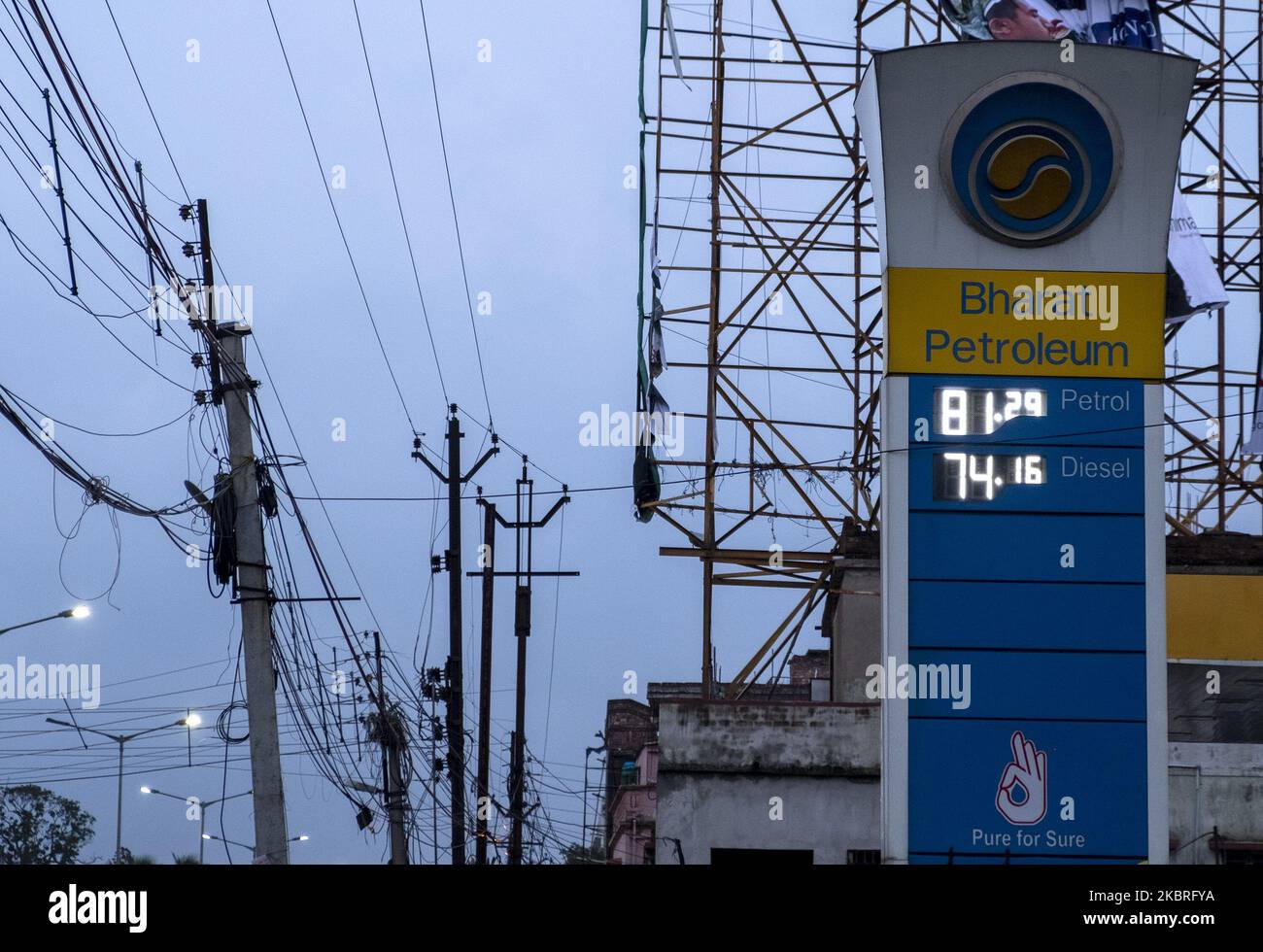 An den 16. aufeinander folgenden Tagen sind die Benzin- und Dieselpreise in Indien angesteigen. In diesen 16 Tagen ist der Benzinpreis um 8,3 Rs pro Liter gestiegen, während der Dieselpreis um 9,46 Rs pro Liter gestiegen ist. Am 22.. Juni 2020 in Kalkutta, Indien. (Foto von Dipayan Bose/NurPhoto) Stockfoto