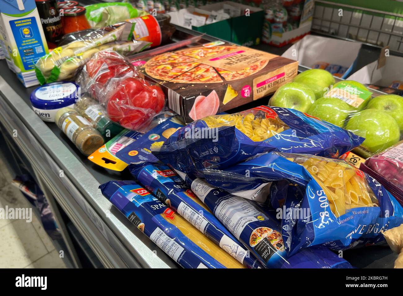 München, Deutschland. 04.. November 2022. Das Essen wird immer teurer. Waren, Waren, Lebensmittel liegen an einer Kasse im Supermarkt auf einem Kassen-Gürtel. Discounter LIDL, Kasse, Kauf, Inflation, Verbraucherpreise, Preiserhöhungen, ? Kredit: dpa/Alamy Live Nachrichten Stockfoto