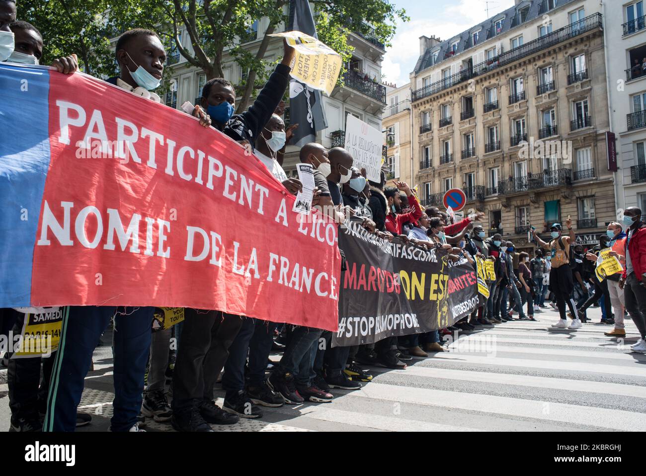 Ein großes Banner an der Spitze des marsches der Sans Papiers erinnert daran, dass sie am französischen Wirtschaftsleben teilnehmen. Paris, 20. Juni 2020. (Foto von Andrea Savorani Neri/NurPhoto) Stockfoto