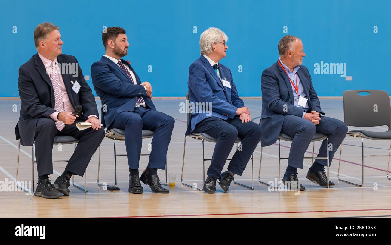 Edinburgh, Schottland, Großbritannien, 4.. November 2022. Offizielle Eröffnung des Meadowbank Sports Centre: Die brandneue Freizeitanlage in Edinburgh wird heute vorgestellt. Im Bild (l bis r): Andrew Kerr, Chief Executive Edinburgh City Council, Cammy Day, Vorsitzender des Rates, Mel Young, Vorsitzender von Sport Scotland & Scott Haldane, Vorsitzender von Edinburgh Leisure. Kredit: Sally Anderson/Alamy Live Nachrichten Stockfoto