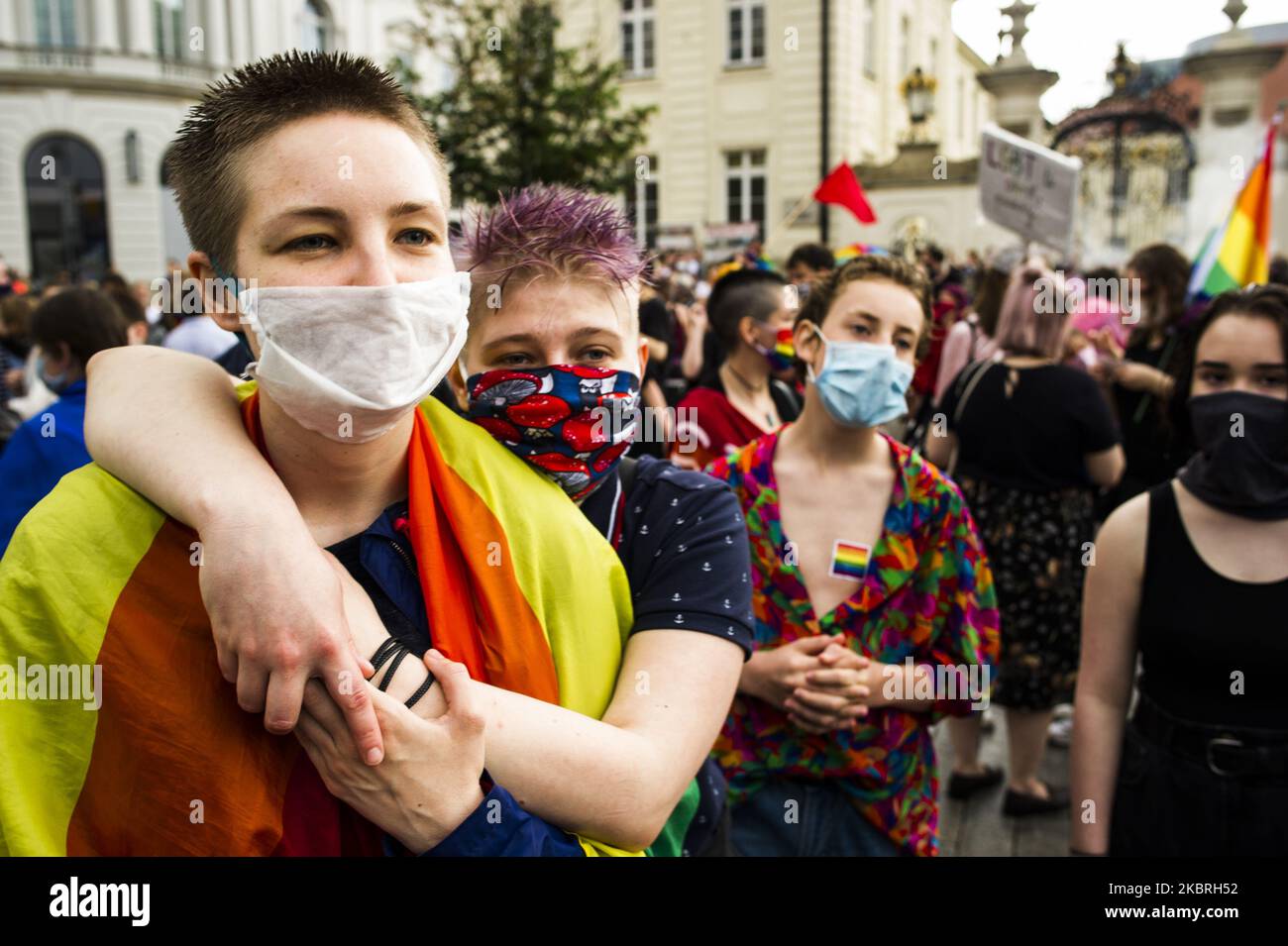 Mitglieder der LGBT-Gemeinschaft versammelten sich am 21. Juni 2020 tanzend vor dem Präsidentenpalast in Warschau, Polen, um ihre Existenz in der Gesellschaft und die Gleichberechtigung, die sie haben sollten, zu betonen. Der Präsendent Andrzej Duda, der für seine Amtszeit von 2. im Büro kämpfte, begann in seiner Kampagne gegen LGBT-Retorik zu verwenden. Seiner Meinung nach sind LGBT keine Menschen, sondern eine Ideologie. Mitglieder der Partei Recht und Gerechtigkeit folgten seinen Worten, einschließlich derart unwürdevoller Kommentare wie „Diese Menschen (LGBT) sind nicht gleichartig und werden es nie sein“. (Foto von Piotr Lapinski/NurPhoto) Stockfoto