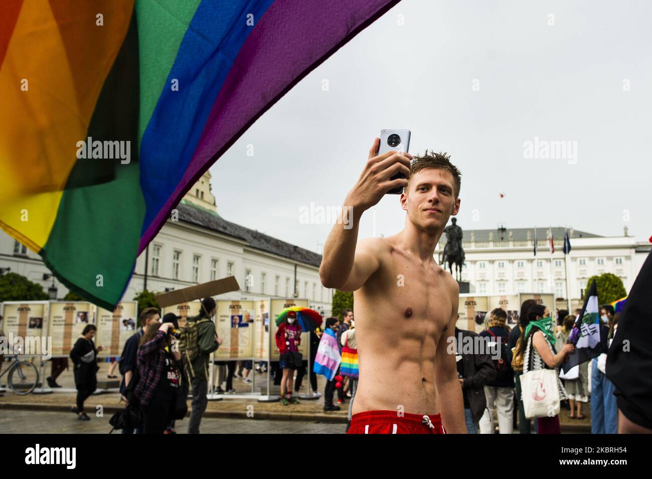 Mitglieder der LGBT-Gemeinschaft versammelten sich am 21. Juni 2020 tanzend vor dem Präsidentenpalast in Warschau, Polen, um ihre Existenz in der Gesellschaft und die Gleichberechtigung, die sie haben sollten, zu betonen. Der Präsendent Andrzej Duda, der für seine Amtszeit von 2. im Büro kämpfte, begann in seiner Kampagne gegen LGBT-Retorik zu verwenden. Seiner Meinung nach sind LGBT keine Menschen, sondern eine Ideologie. Mitglieder der Partei Recht und Gerechtigkeit folgten seinen Worten, einschließlich derart unwürdevoller Kommentare wie „Diese Menschen (LGBT) sind nicht gleichartig und werden es nie sein“. (Foto von Piotr Lapinski/NurPhoto) Stockfoto