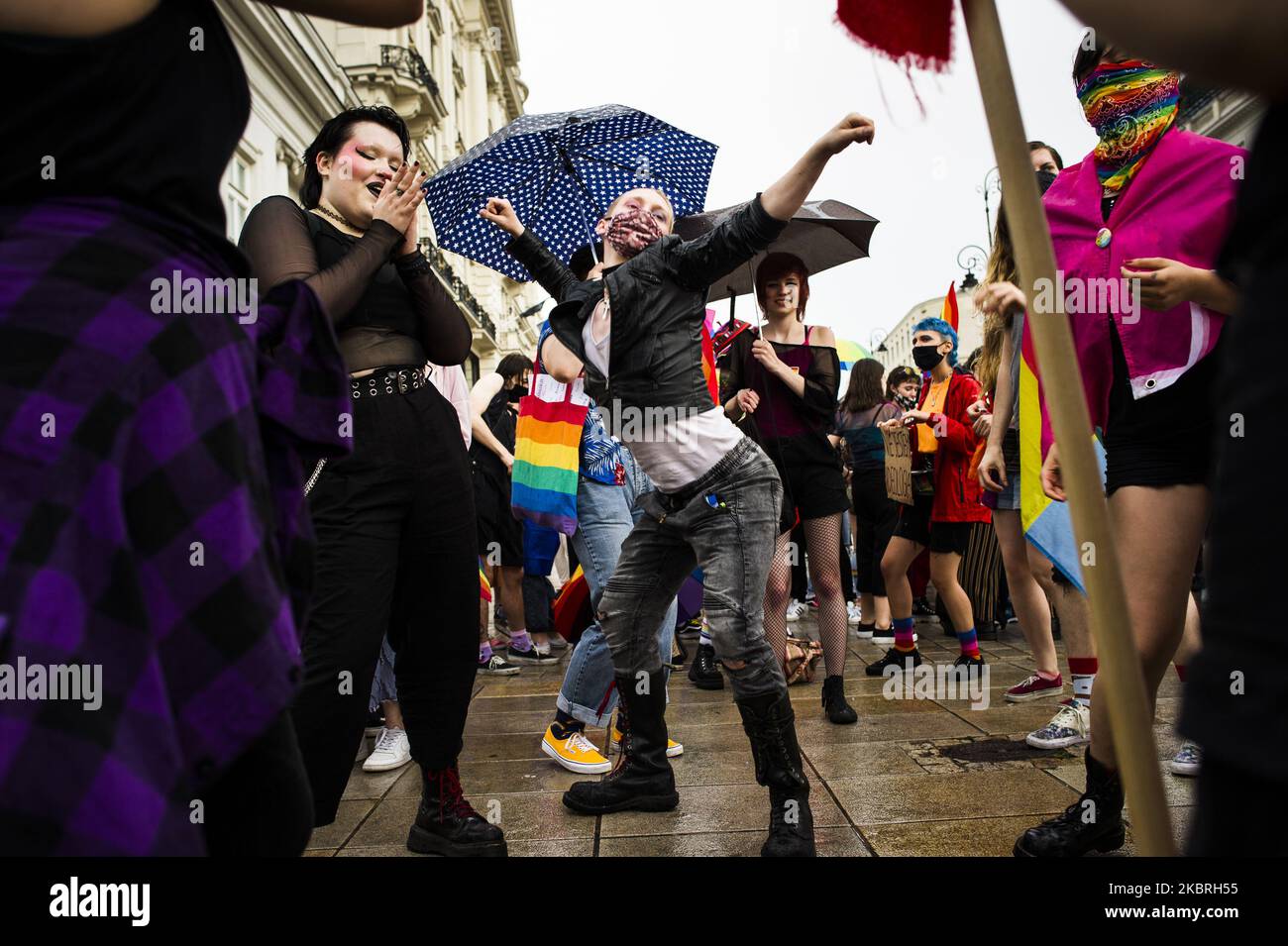 Mitglieder der LGBT-Gemeinschaft versammelten sich am 21. Juni 2020 tanzend vor dem Präsidentenpalast in Warschau, Polen, um ihre Existenz in der Gesellschaft und die Gleichberechtigung, die sie haben sollten, zu betonen. Der Präsendent Andrzej Duda, der für seine Amtszeit von 2. im Büro kämpfte, begann in seiner Kampagne gegen LGBT-Retorik zu verwenden. Seiner Meinung nach sind LGBT keine Menschen, sondern eine Ideologie. Mitglieder der Partei Recht und Gerechtigkeit folgten seinen Worten, einschließlich derart unwürdevoller Kommentare wie „Diese Menschen (LGBT) sind nicht gleichartig und werden es nie sein“. (Foto von Piotr Lapinski/NurPhoto) Stockfoto