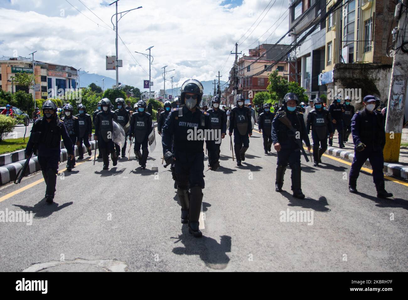 Nepalesische Polizeikräfte eskortieren Demonstranten ‘einem Protest gegen die Tötung von „Dalit“-Jugendlichen mit niedriger Kaste im Bezirk Rukum während der Absperrung in Kathmandu, Nepal, am Dienstag, dem 23. Juni 2020. Sechs Männer wurden im Mai 2020 von der Besetzung Dalit getötet, als sie versuchten, eine ihrer Freundinnen von einem höheren Cast nach Hause zu eskortieren. (Foto von Rojan Shrestha/NurPhoto) Stockfoto