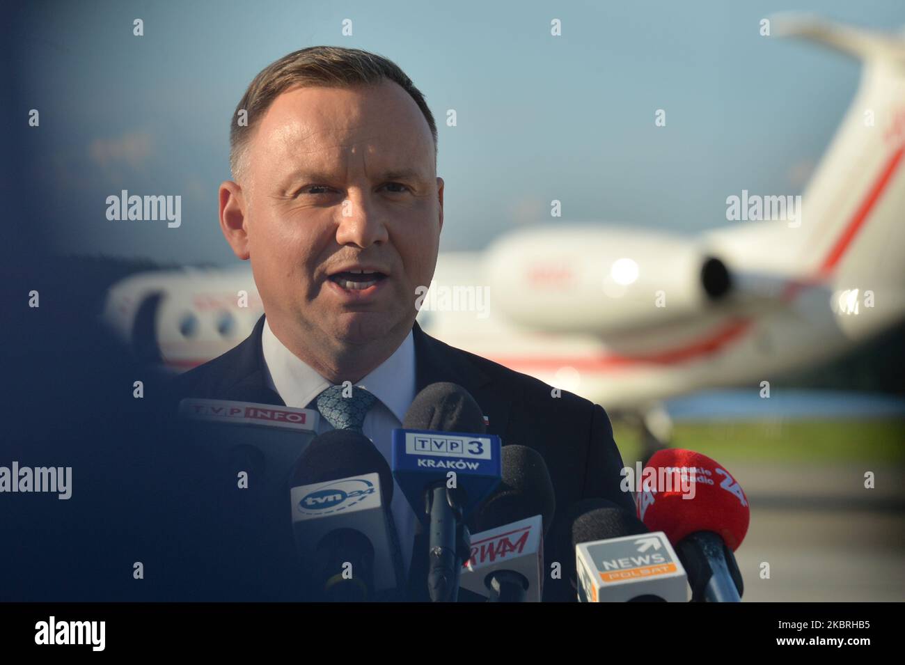 Andrzej Duda, der derzeitige polnische Präsident und Kandidat für die Präsidentschaftswahl 2020, sah sich vor seiner Reise ins Weiße Haus auf dem Militärflughafen in Krakau-Balice an, wo er den US-Präsidenten Donald Trump treffen wollte. Am 23. Juni 2020 im Militärflughafen Balice, Krakau, Woiwodschaft Kleinpolen, Polen. (Foto von Artur Widak/NurPhoto) Stockfoto