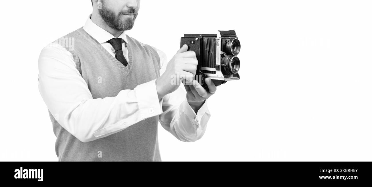 Beschnittene Mann macht Foto mit Retro-Kamera isoliert auf weißem Hintergrund, kopieren Raum, Aufnahme Stockfoto