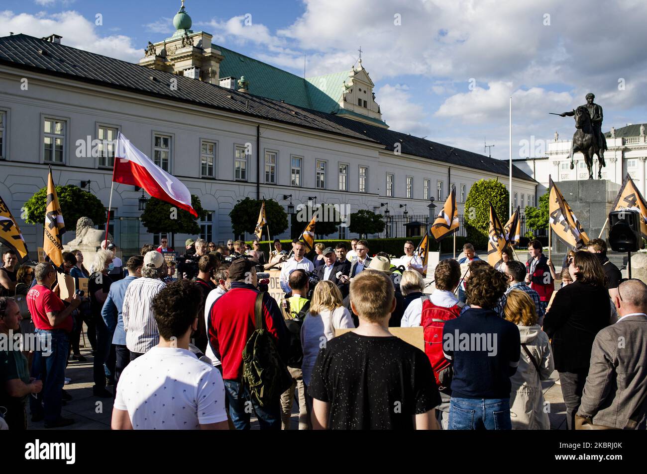 Polnische Nationalisten halten am 23. Juni 2020 in Warschau, Polen, während eines Protestes gegen die GERECHTE Tat Flaggen und Banners in der Hand. Mit Präsident Andrzej Duda, der diese Woche Donald Trump besuchen wird, versammelten sich rechte Aktivisten und Abgeordnete vor dem Präsidentenpalast, um nicht dem zu gehorchen, was angeblich in „NUR“ (oder „447“) handeln soll. Der 2017 vom US-Kongress verabschiedete „Justice for Uncompensated Survivors Today Act“ enthält angeblich Bestimmungen zur Rückgabe von Eigentum, selbst wenn die Eigentümer starben, ohne Nachkommen zu hinterlassen. Rechte Aktivisten, zusammen mit ihrer Vertretung Konfederacja Stockfoto