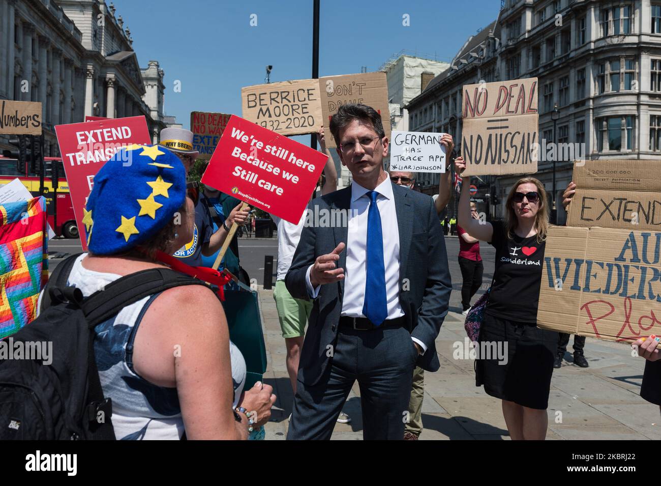 Der konservative Abgeordnete Steve Baker spricht mit EU-Befürwortern ...