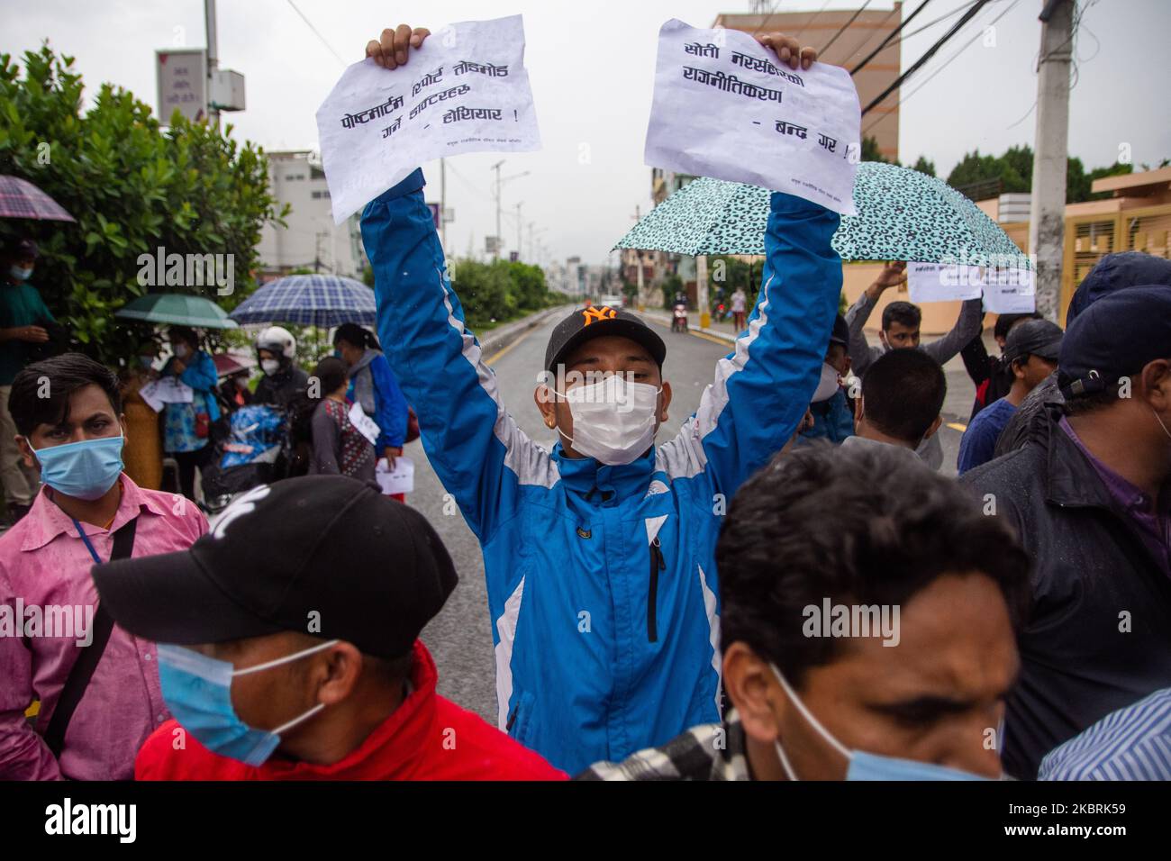 ‘Protest gegen die Tötung von „Dalit“-Jugendlichen mit niedriger Kaste im Distrikt Rukum während der Sperre in Kathmandu, Nepal, am Donnerstag, dem 25. Juni 2020, hält ein Protestor eine Spielkarte. Sechs Männer wurden im Mai 2020 aus der unteren Besetzung getötet, als sie versuchten, eine ihrer Freundinnen von einer höheren Besetzung nach Hause zu eskortieren. (Foto von Rojan Shrestha/NurPhoto) Stockfoto