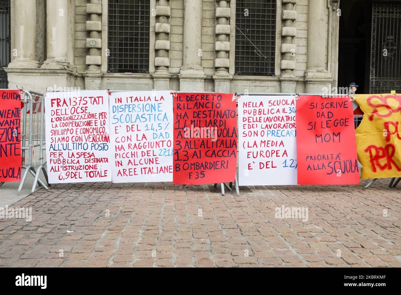 Protestdemonstration auf 60 italienischen Plätzen von Lehrern und Eltern gegen Minister Azzolina und gegen den 40-minütigen Unterricht, Doppelschichten, und erneut zu bitten, im September in völliger Sicherheit zur Schule zurückzukehren, Mailand, Italien am 25. Juni 2020 (Foto: Mairo Cinquetti/NurPhoto) Stockfoto