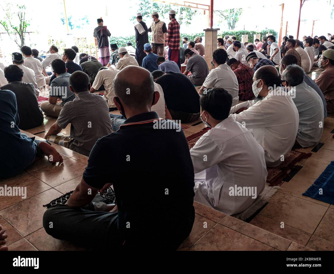 Am Freitag wurde in South Tangerang, Banten, während der Pandemie des Corona Virus in Indonesien am 26. Juni 2020 gebetet. Die Zahl der Fälle des Corona-Virus in Indonesien nimmt täglich zu, und die indonesische Regierung erklärt mit dieser Situation die neue normale Situation, da die Pandemie von der indonesischen Regierung anscheinend nicht bewältigt werden kann. (Foto von Donal Husni/NurPhoto) Stockfoto