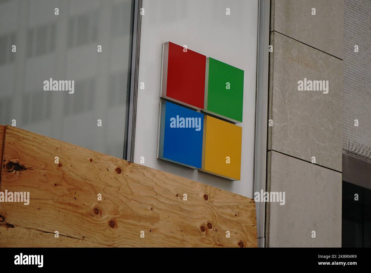 Microsoft, um dauerhaft schließen alle seine Einzelhandelsgeschäfte. Microsoft-Standorte in NYC, London, Sydney und Redmond werden in Erlebniszentren verwandelt, wenn Manhattan in die Phase 2 der Wiedereröffnung geht, nachdem die Beschränkungen zur Eindämmung der Coronavirus-Pandemie am 26. Juni 2020 in New York City auferlegt wurden. Phase 2 ermöglicht die Wiedereröffnung von Büros, Ladengeschäften, Restaurants im Freien, Friseuren und Schönheitssalons sowie zahlreichen anderen Unternehmen. Phase 2 ist die zweite der vom Staat festgelegten vier Phasen. (Foto von John Nacion/NurPhoto) Stockfoto