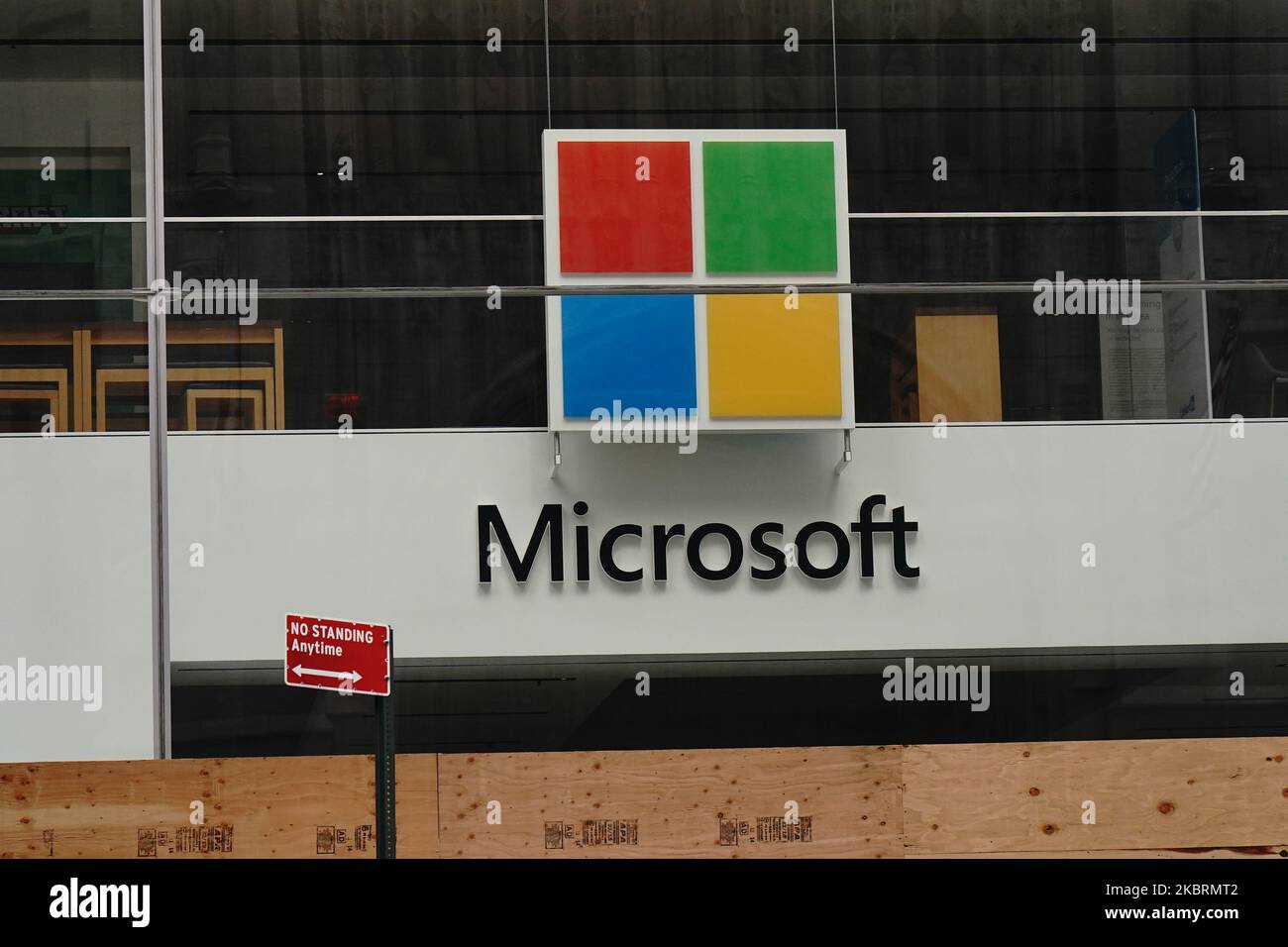 Microsoft, um dauerhaft schließen alle seine Einzelhandelsgeschäfte. Microsoft-Standorte in NYC, London, Sydney und Redmond werden in Erlebniszentren verwandelt, wenn Manhattan in die Phase 2 der Wiedereröffnung geht, nachdem die Beschränkungen zur Eindämmung der Coronavirus-Pandemie am 26. Juni 2020 in New York City auferlegt wurden. Phase 2 ermöglicht die Wiedereröffnung von Büros, Ladengeschäften, Restaurants im Freien, Friseuren und Schönheitssalons sowie zahlreichen anderen Unternehmen. Phase 2 ist die zweite der vom Staat festgelegten vier Phasen. (Foto von John Nacion/NurPhoto) Stockfoto