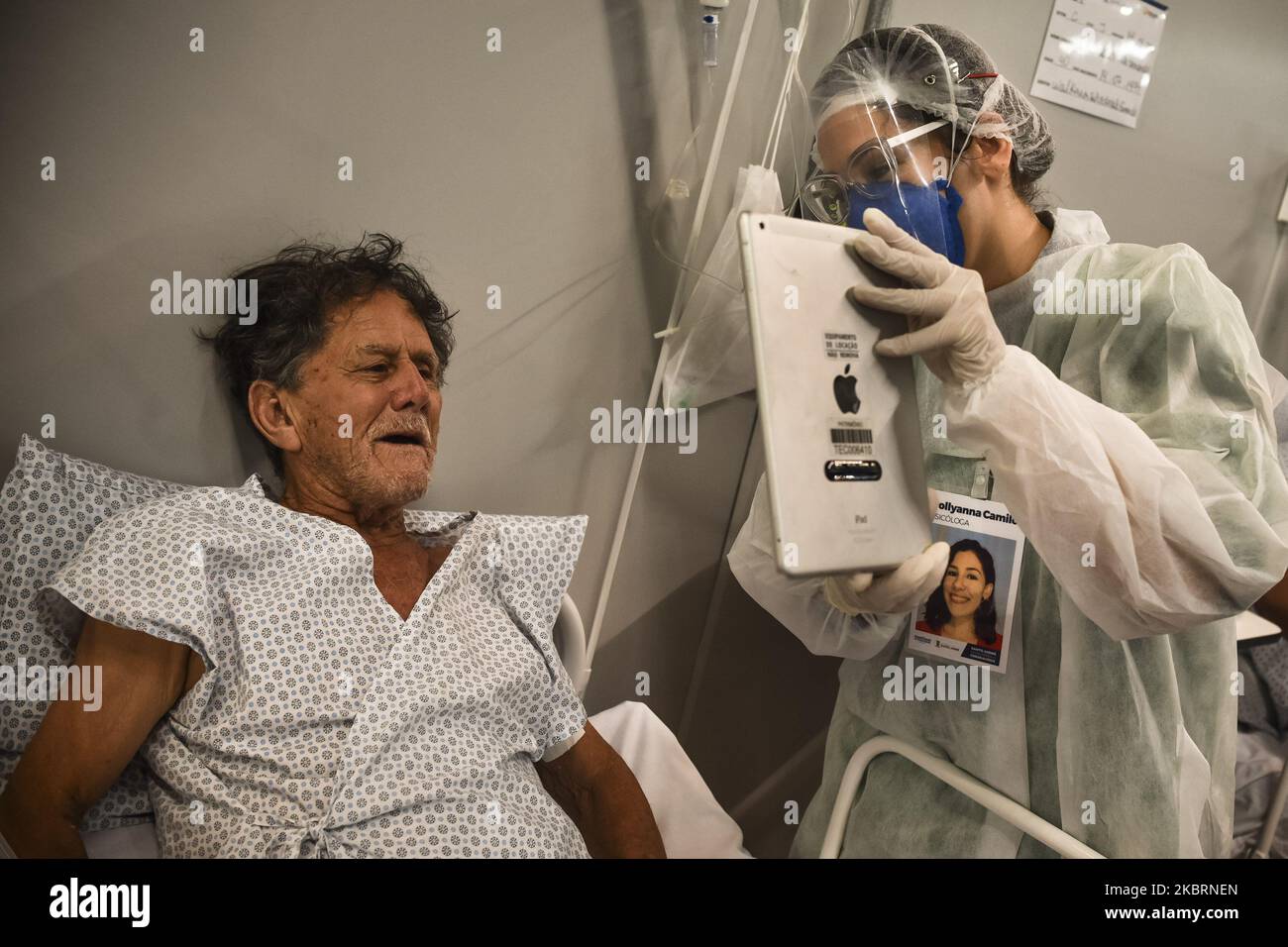 Ein Psichologe hilft einem Patienten, mit seiner Familie mit einem im Krankenhaus befindlichen Tablet zu sprechen, da persönliche Gegenstände im Pedro Dell'Antonia Campaign Hospital in Santo Andre, einem Teil der Metropolregion Sao Paulo, verboten sind, um sich in der dort gebauten Turnhalle ansteckend zu halten. Mehr als 4 Monate nach dem ersten gemeldeten Fall und 3 der offiziellen Quarantäne im Bundesstaat Sao Paulo kündigt die Regierung neue Öffnungsmaßnahmen an. Ab Juli 6. können Bar und Restaurants für Kunden geöffnet werden, während der Staat Aufzeichnungen über infizierte und Todesfälle aufgrund der neuen Coronavirus-Pandemie führt (Foto von Gustavo Bas Stockfoto
