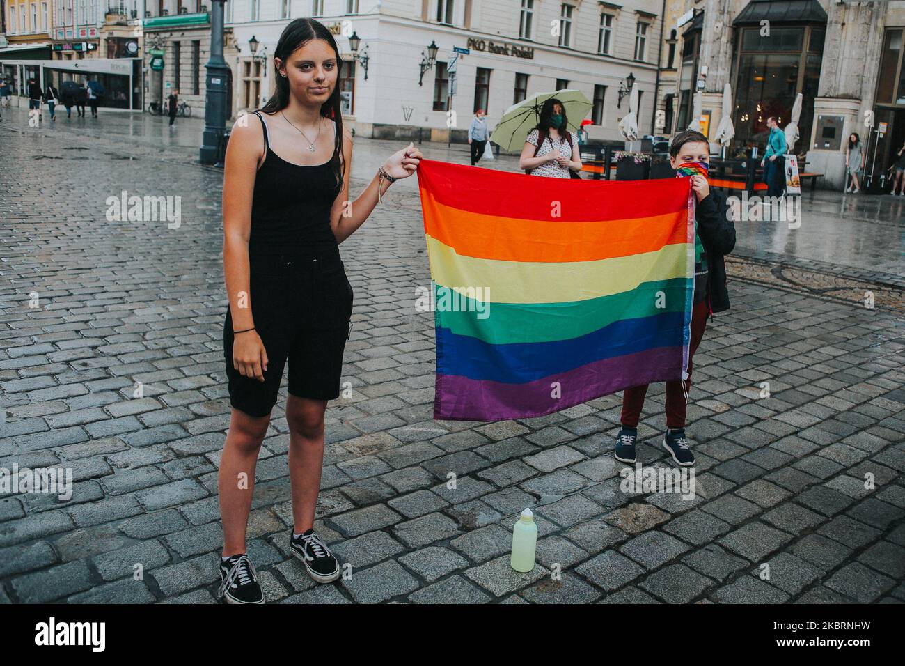 Die Menschen nehmen an einem Protest zur Unterstützung der LGBT-Bewegung Teil und drängten am 26. Juni 2020, für die Opposition der Pis-Partei in Breslau, Polen, zu stimmen. (Foto von Krzysztof Zatycki/NurPhoto) Stockfoto