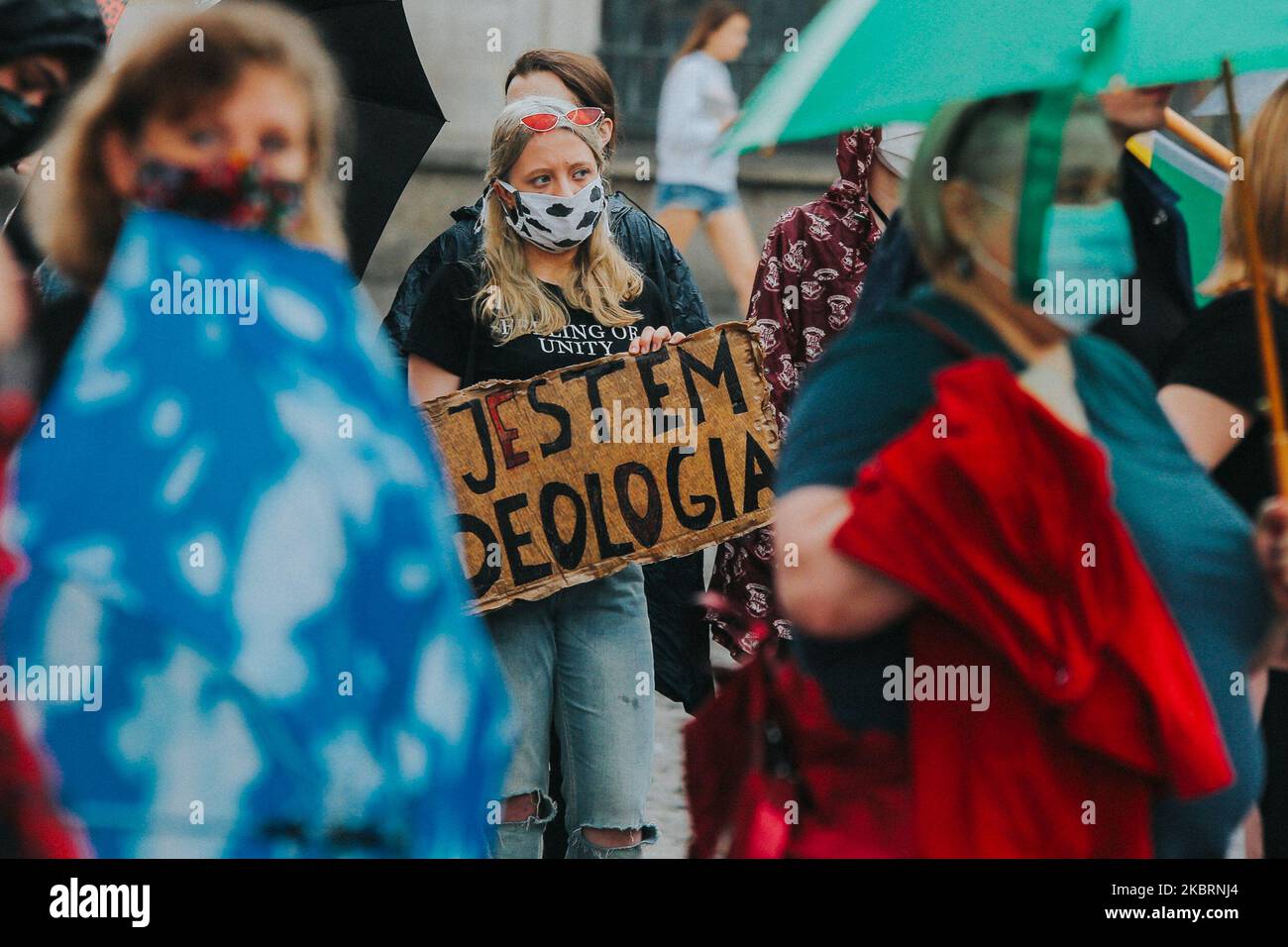 Die Menschen nehmen an einem Protest zur Unterstützung der LGBT-Bewegung Teil und drängten am 26. Juni 2020, für die Opposition der Pis-Partei in Breslau, Polen, zu stimmen. (Foto von Krzysztof Zatycki/NurPhoto) Stockfoto