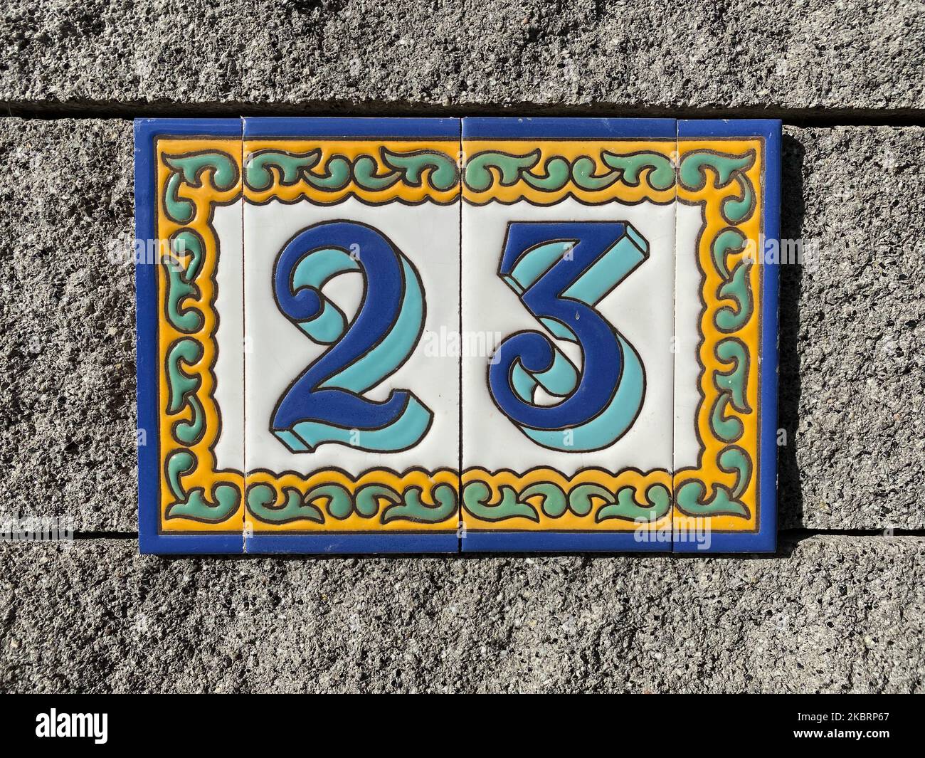 Nummer 23, dreiundzwanzig, Hausnummer, Hausnummer auf bunten Fliesen Stockfoto