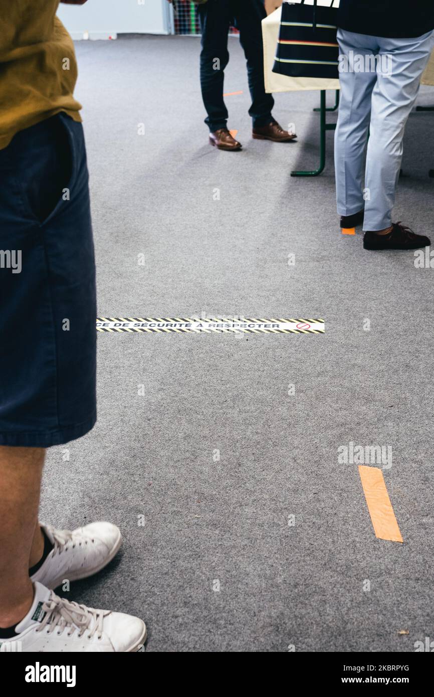 In einem Wahllokal in Rennes erinnern Schilder vor Ort die Wähler an die Maßnahmen, die sie daran hindern, während der zweiten Runde der Kommunalwahlen zu wählen. Mitte des Tages ist die Mobilisierung für die zweite Wahlrunde ausgefallen. Frankreich, Rennes, 28. Juni 2020. In un seggio elettorale di Rennes, dei cartelli sul terreno ricordano agli elettori le misur per impedidire loro di votare durante il secondo turno delle elezioni comunali. A metà giornata, la mobilitazione per il secondo turno delle votazioni è in calo. Francia, Rennes, 28 giugno 2020. (Foto von Vernault Quentin/NurPhoto) Stockfoto