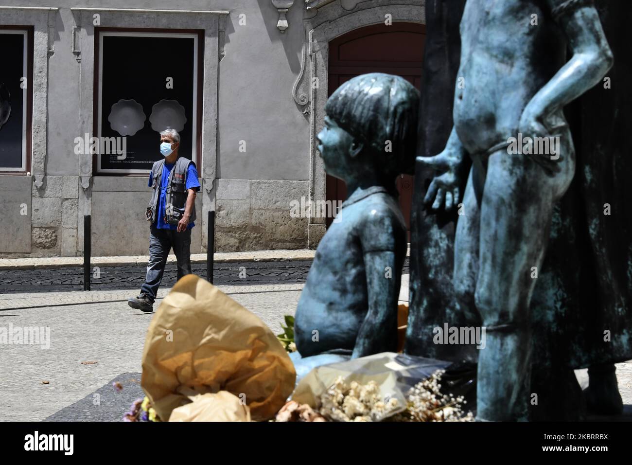 Menschen mit Schutzmasken führen in der Stadt Lissabon, 28. Juni 2020, tägliche Aktivitäten durch. Nach den Daten, die die Allgemeine Gesundheitsdirektion (DGS) am vergangenen Samstag, den 27.. Juni, enthüllt hat, wurden in Portugal in den letzten 24 Stunden 6 weitere Todesfälle und 323 bestätigte Fälle identifiziert, Das bedeutet, dass seit Beginn der Pandemie insgesamt 1,561 Todesfälle in dem Land und 41,189 Menschen mit COVID-19 infiziert sind. Die Regierung hat beschlossen, in Gebieten wie Amadora, Odivelas, Sintra, Loures und 15 anderen Stadtteilen in den Zustand der Katastrophe zurückzukehren. Zoll Stockfoto