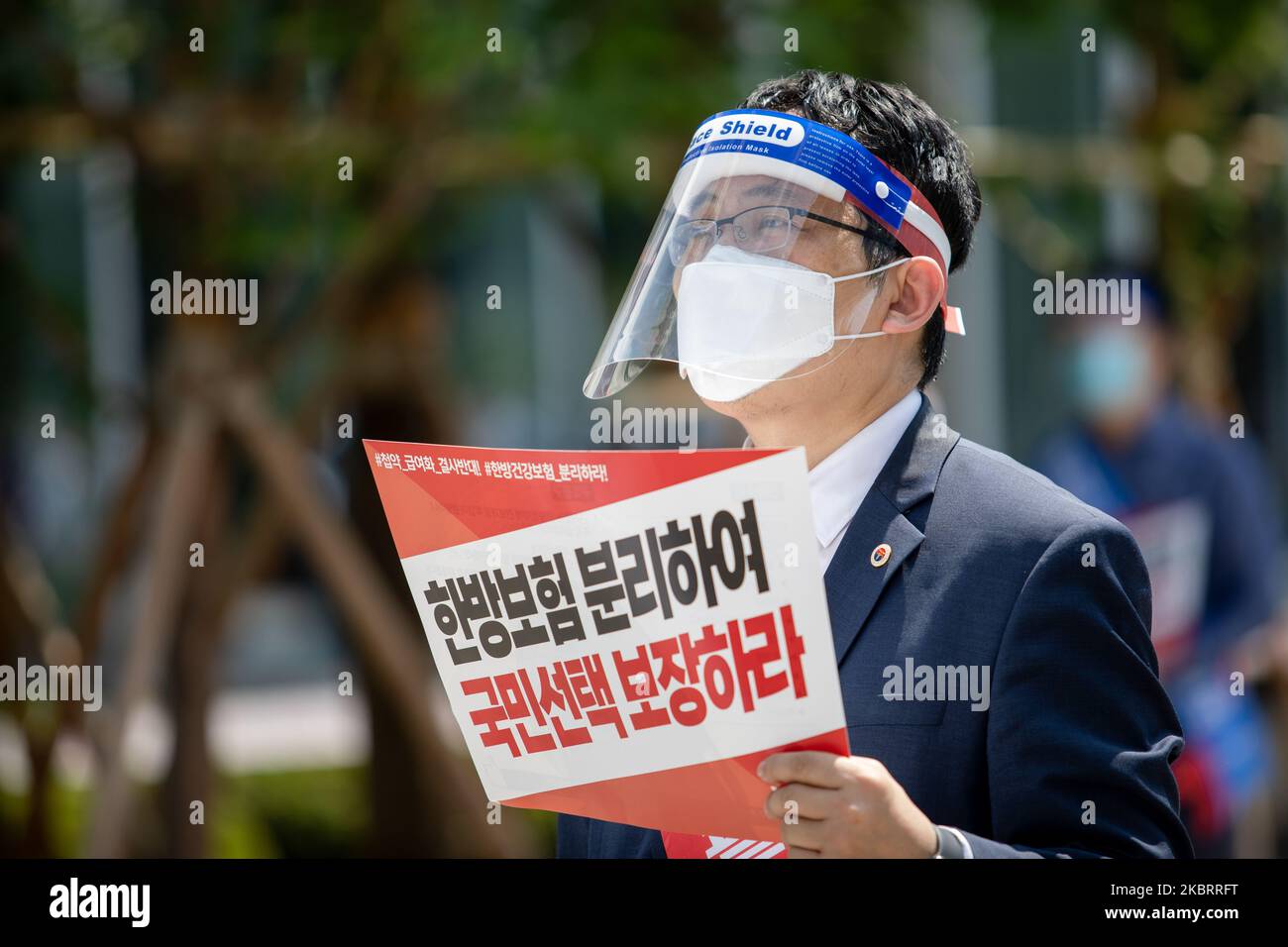 Choi DAE-jip, Vorsitzender der koreanischen Ärztekammer, hält am 28. Juni 2020 auf dem Hanbit-Platz in Seoul, Südkorea, ein Plakat während eines Protestes gegen den Antrag auf Krankenversicherung für traditionelle koreanische Medizin. Die Regierung plant, ein Pilotprojekt zur Anwendung der Krankenversicherungsleistungen auf die Nachwirkungen von zerebrovaskulären Erkrankungen, Lähmungen des Gesichtsnervs und Menstruationsschmerzen durchzuführen und wird auf der Sitzung des Ausschusses für die Überprüfung der Krankenversicherungspolicen im nächsten Monat bestätigt. (Foto von Chris Jung/NurPhoto) Stockfoto