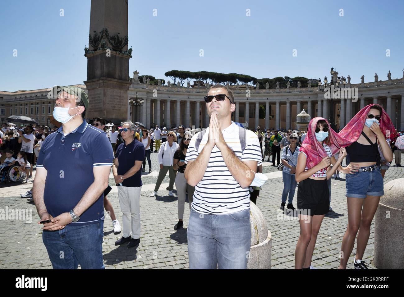 Einige Belivers während des sonntags von Papst Franziskus Angelus auf dem San Pietro Platz in der Vatikanstadt am 28. Juni in Roma, Italien. (Foto von Matteo Trevisan/NurPhoto) Stockfoto