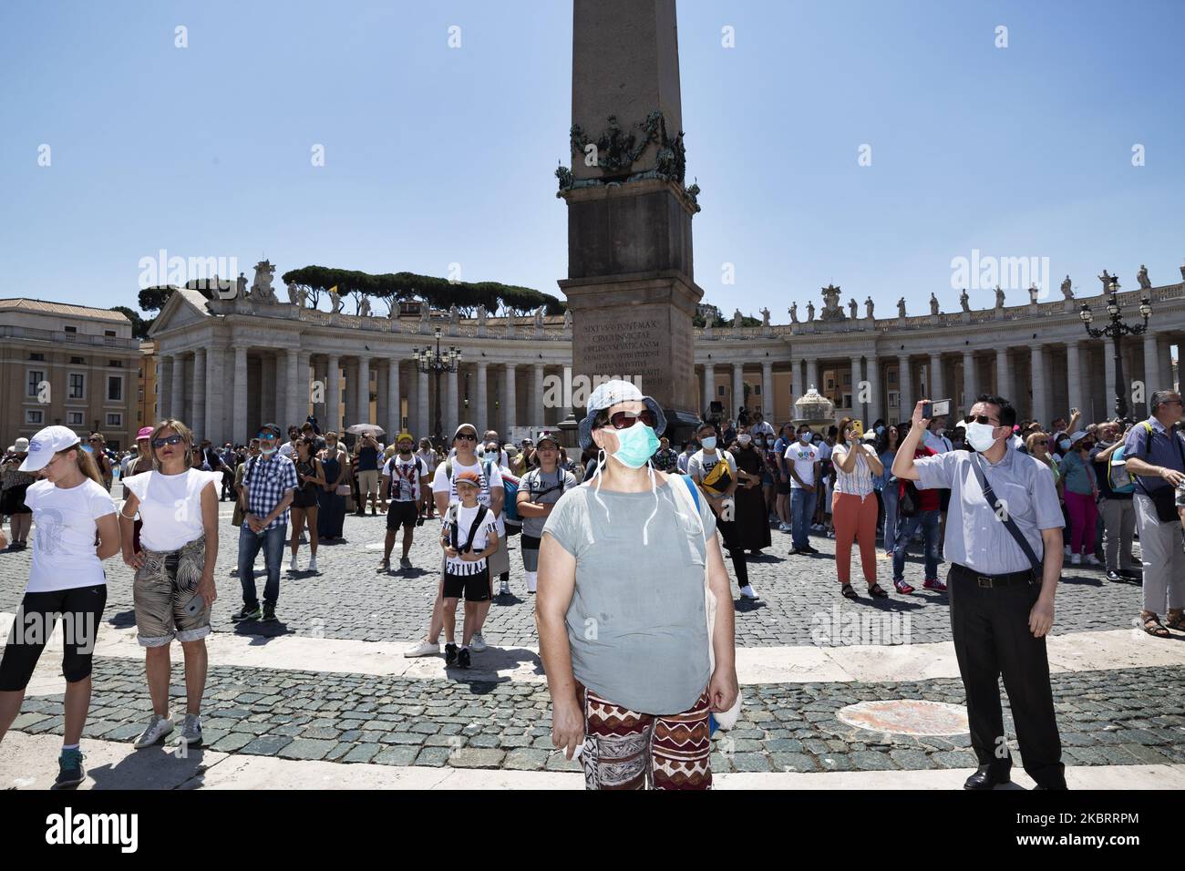 A Belivers with a maskface during the Papst Francis sunday Angelus at San Pietro Square in Vatican City on 28 June in Roma, Italy. (Foto von Matteo Trevisan/NurPhoto) Stockfoto