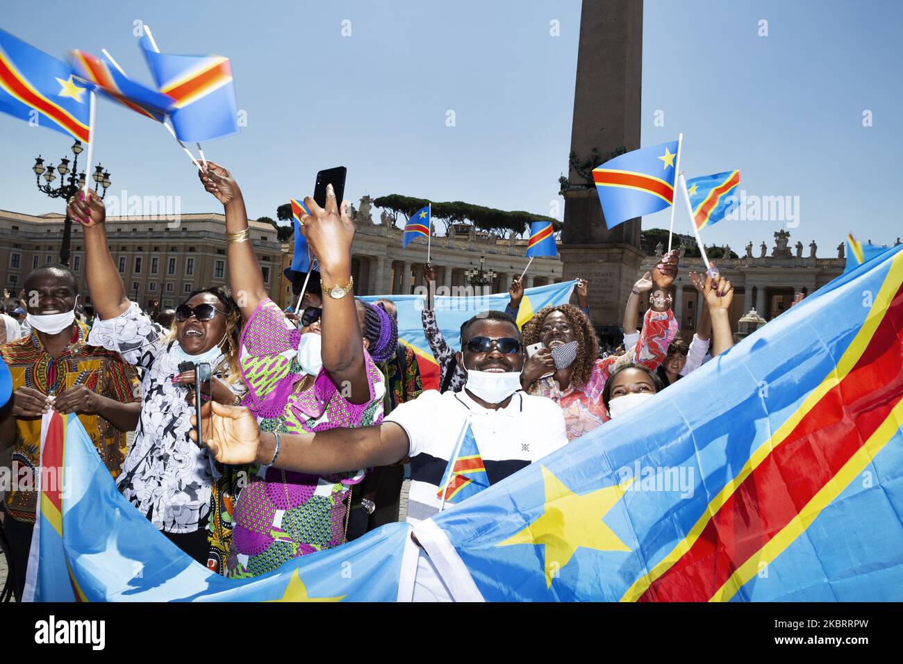 Eine Gruppe von Gläubigen aus dem Kongo während des Angelus-sonntags von Papst Franziskus auf dem Petersplatz in der Vatikanstadt am 28. Juni in Roma, Italien. (Foto von Matteo Trevisan/NurPhoto) Stockfoto
