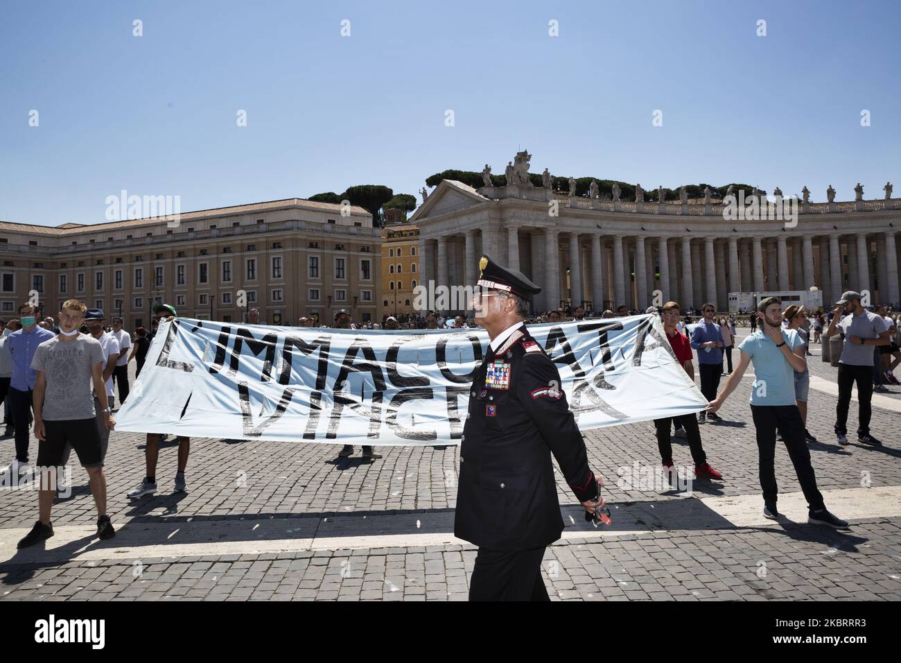 Ein italienischer Polizist während des Angelus am sonntag von Papst Franziskus auf dem Petersplatz in der Vatikanstadt am 28. Juni in Roma, Italien. (Foto von Matteo Trevisan/NurPhoto) Stockfoto