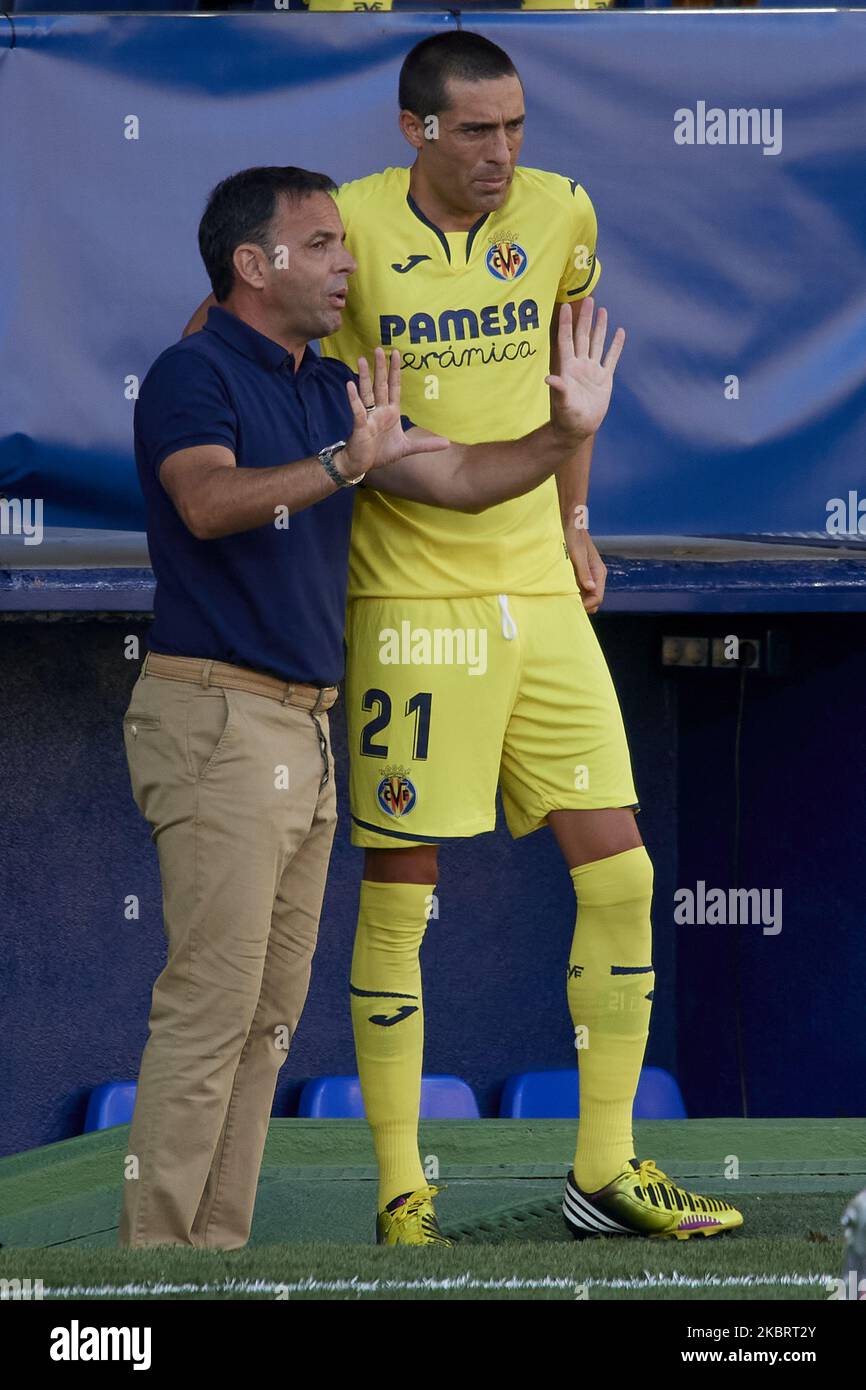 Javi Calleja aus Villarreal gibt den Instruktionen an Bruno Soriano aus Villarreal während des Liga-Spiels zwischen Villarreal CF und Valencia CF im Estadio de la Ceramica am 28. Juni 2020 in Villareal, Spanien. (Foto von Jose Breton/Pics Action/NurPhoto) Stockfoto