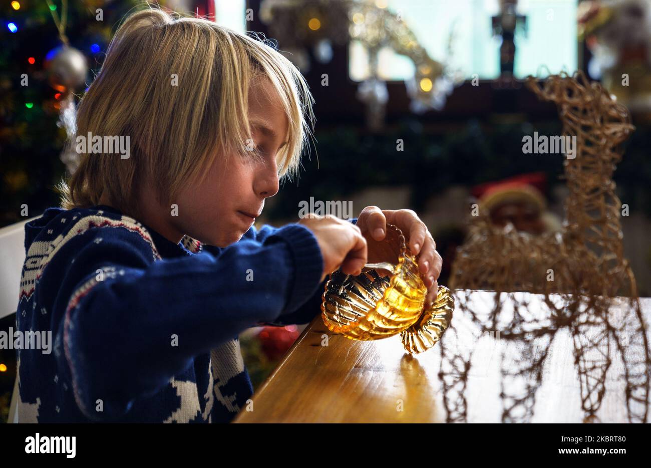 Kind isst Erdbeergelee Dessert Stockfoto