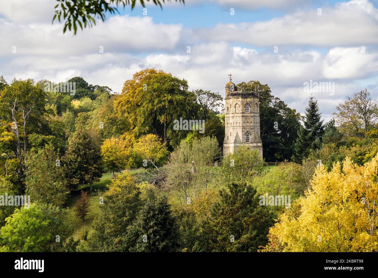 18.. Jahrhundert Culloden Tower Torheit mit Parklandbäumen im Herbst. Richmond, North Yorkshire, England, Großbritannien, Europa Stockfoto