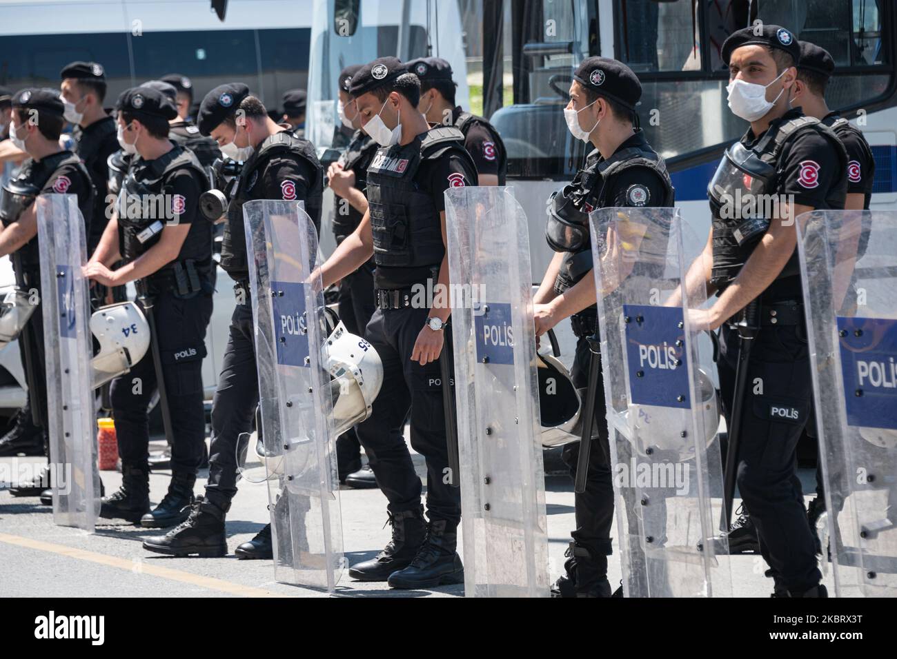 Tausende türkische Anwälte versammelten sich vor Istanbuls Caglayan-Gericht, um gegen vorgeschlagene Änderungen der Wahlgesetze für die türkischen Anwaltskammern am 30. Juni 2020 in Istanbul, Türkei, zu protestieren. Die Polizeipräsenz war stark, aber Demonstranten durften sich gegen den Gesetzesentwurf versammeln, obwohl die meisten Gesichtsmasken trugen, um die Ausbreitung des Coronavirus zu verhindern. (Foto von Diego Cupolo/NurPhoto) Stockfoto