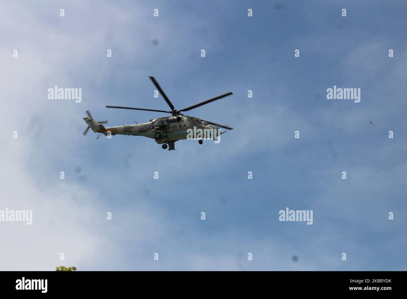 Ein Hubschrauber der afghanischen Armee fliegt in der Provinz Badakhshan im Nordosten Afghanistans 30. Juni 2020. (Foto von Mohammad Sharif Shayeq/NurPhoto) Stockfoto