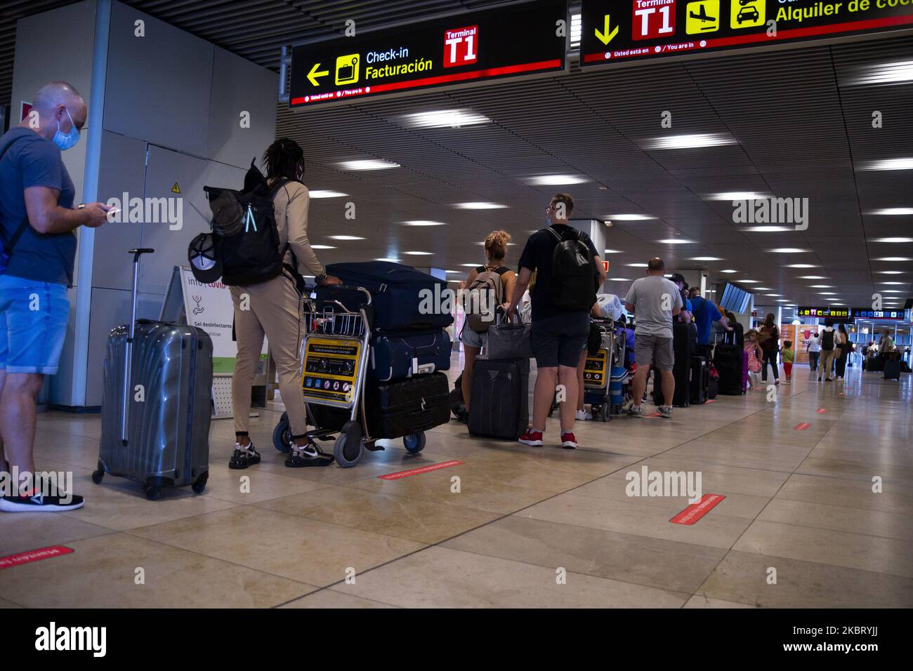 Sehen Sie sich das im Terminal 1 des Flughafens Barajas am 01. Juli 2020 in Madrid, Spanien an. Internationale Flüge, die aufgrund der neuartigen Coronavirus-Pandemie (COVID-19) im Land ausgesetzt wurden, konnten am 15.. Juni in erster Linie für EU-Länder wieder aufgenommen werden, wodurch heute weitere nicht-EU-Länder hinzukommen (Foto: Oscar Gonzalez/NurPhoto) Stockfoto