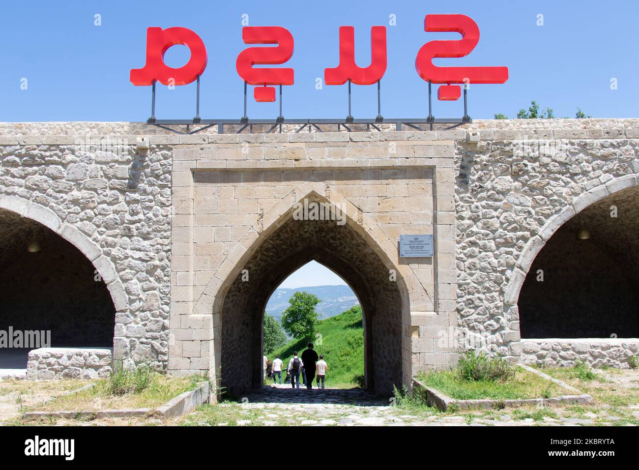 Alte Stadt von Aserbaidschan, Shusha. 1. Juni 2022. Touristen sind in der historischen Shusha Festung Stockfoto