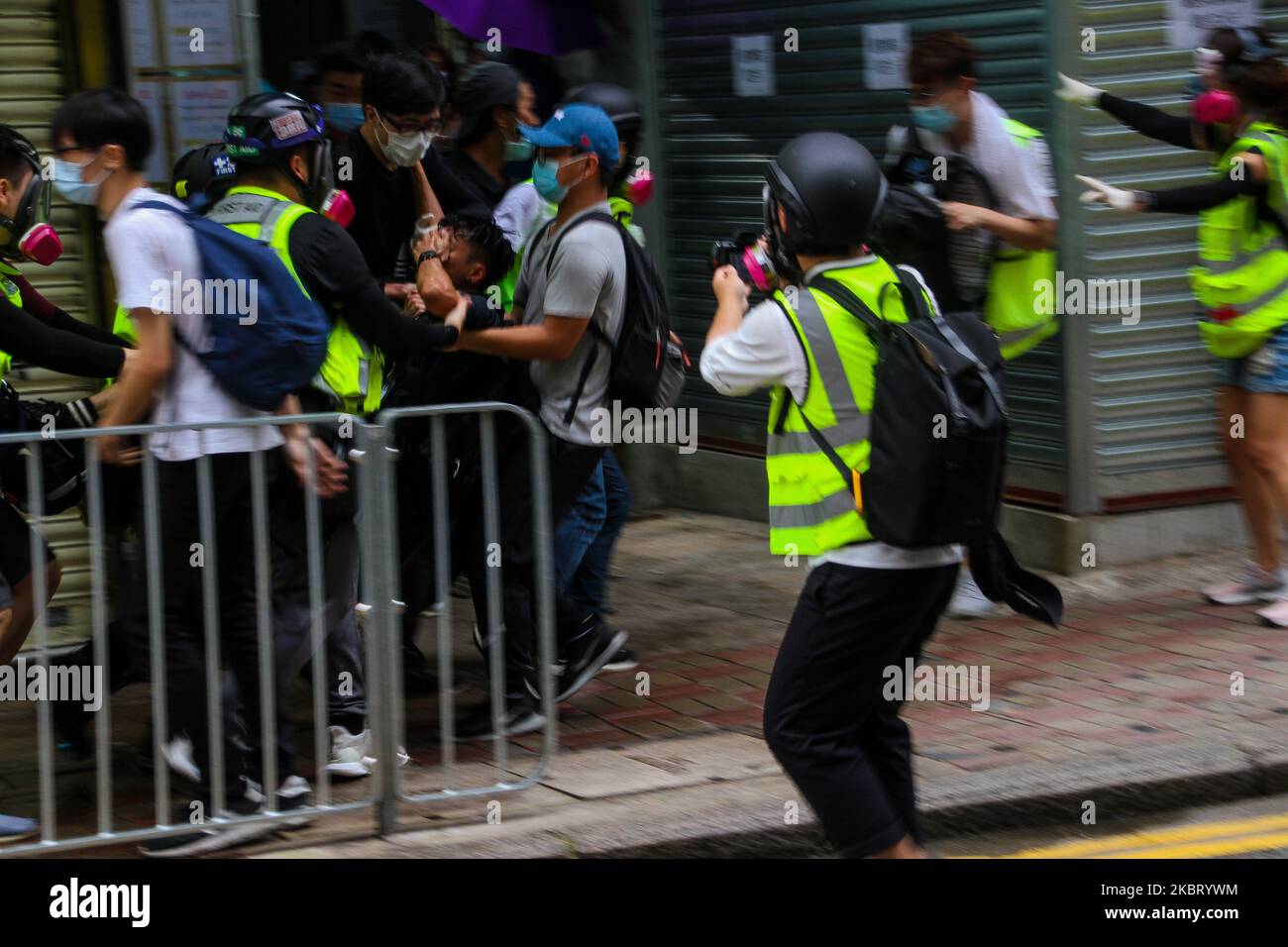 Ein verletzter Protestler wird nach einer Spritzwasserkanone, die ihn zu Boden stürzen lässt, weggetragen, Hongkong, 1.. Juli 2020 (Foto: Tommy Walker/NurPhoto) Stockfoto