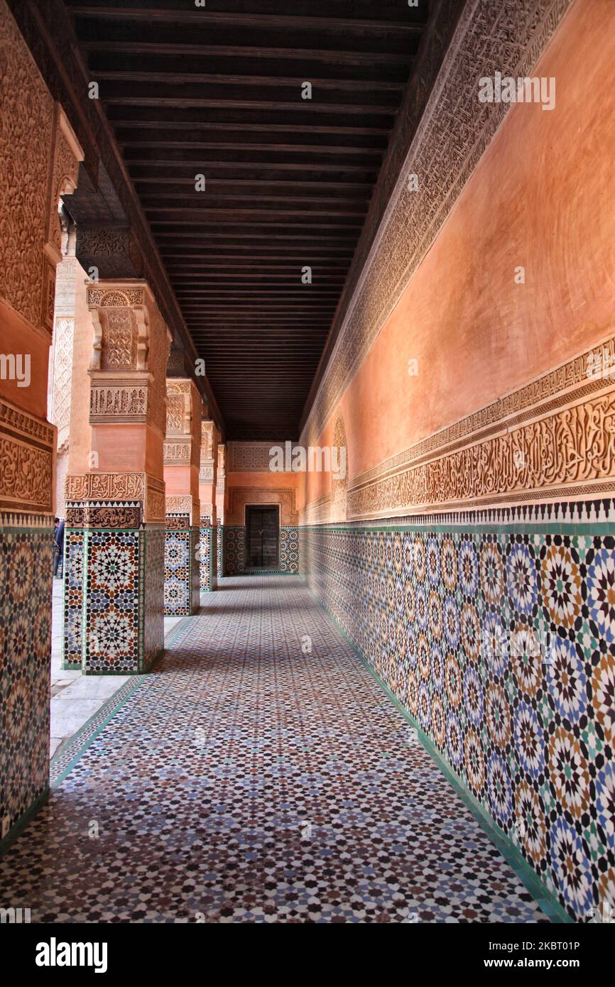 Ben Youssef Madrasa (Medersa Ben Youssef) in der Medina (Altstadt) von Marrakesch (Marrakesch) in Marokko, Afrika, am 5. Januar 2016. Die Ben Youssef Madrasa ist die größte Madrasa (islamische Hochschule oder Koranschule) in Marokko und eine der größten und wichtigsten in Nordafrika. Im 14.. Jahrhundert gegründet und später erweitert, beherbergte es einst mehr als 900 Studenten in seinen exquisiten Mauern. Die Madrasa wurde 1960 nicht mehr als islamische Hochschule genutzt, ist aber nach wie vor eines der schönsten Gebäude in Marrakesch. (Foto von Creative Touch Imaging Ltd./NurPhoto) Stockfoto