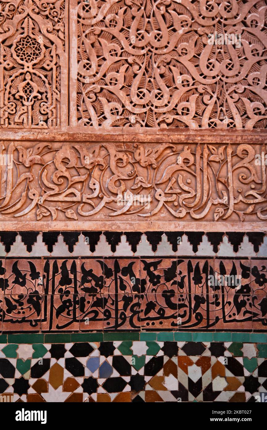 Detail der kunstvollen Mosaikfliesen und der islamischen Kalligraphie, die die Wände des Ben Youssef Madrasa (Medersa Ben Youssef) in der Medina (Altstadt) von Marrakesch (Marrakesch) in Marokko, Afrika, am 5. Januar 2016 schmückt. Die Ben Youssef Madrasa ist die größte Madrasa (islamische Hochschule oder Koranschule) in Marokko und eine der größten und wichtigsten in Nordafrika. Im 14.. Jahrhundert gegründet und später erweitert, beherbergte es einst mehr als 900 Studenten in seinen exquisiten Mauern. Die Madrasa wurde 1960 nicht mehr als islamische Hochschule genutzt, ist aber nach wie vor eines der schönsten Gebäude in Marrakesch. Stockfoto