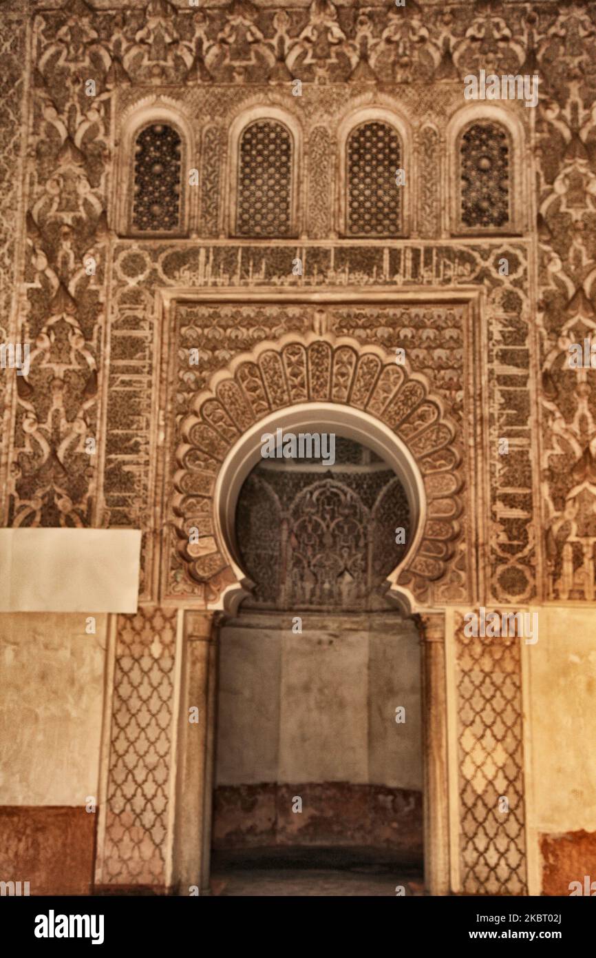 Ben Youssef Madrasa (Medersa Ben Youssef) in der Medina (Altstadt) von Marrakesch (Marrakesch) in Marokko, Afrika, am 5. Januar 2016. Die Ben Youssef Madrasa ist die größte Madrasa (islamische Hochschule oder Koranschule) in Marokko und eine der größten und wichtigsten in Nordafrika. Im 14.. Jahrhundert gegründet und später erweitert, beherbergte es einst mehr als 900 Studenten in seinen exquisiten Mauern. Die Madrasa wurde 1960 nicht mehr als islamische Hochschule genutzt, ist aber nach wie vor eines der schönsten Gebäude in Marrakesch. (Foto von Creative Touch Imaging Ltd./NurPhoto) Stockfoto