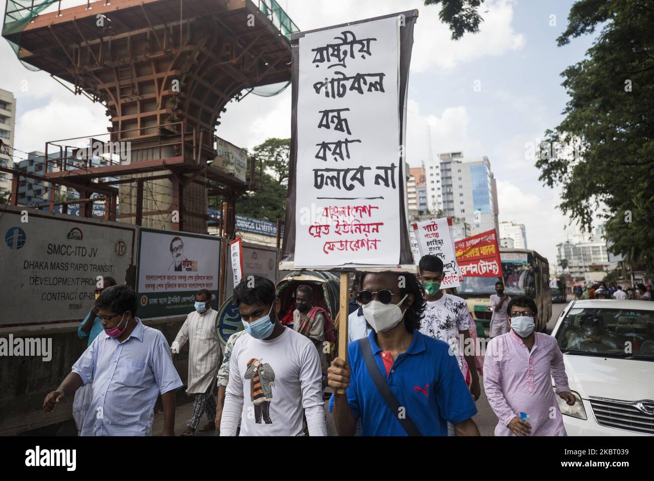 Während eines Protestes gegen die Schließung einer staatlichen Jutefabrik in Dhaka, Bangladesch, am 1. Juli 2020, treten die Anhänger der linken Partei Bangladeschs hinter ein Banner. (Foto von Ahmed Salahuddin/NurPhoto) Stockfoto