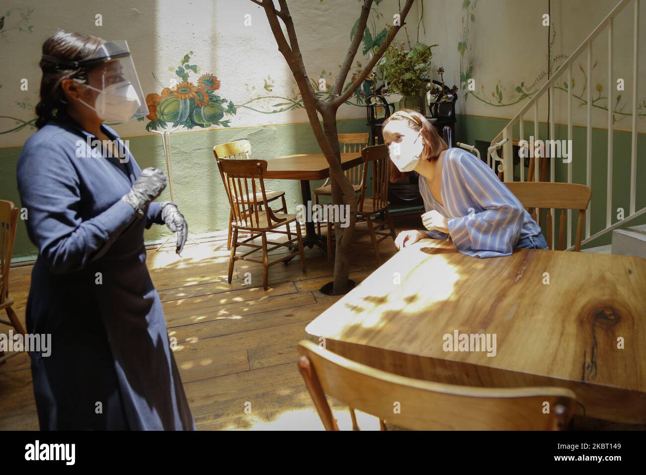 Eine Kundin fegt ihre Hand über ein Digitalthermometer, bevor sie am 01. Juli 2020 in Mexiko-Stadt, Mexiko, ein Restaurant betreten wird. Heute begann die Wiedereröffnung von Lebensmittelrestaurants in Mexiko-Stadt mit einer Kapazität von 30% mit strengen hygienischen Maßnahmen. (Foto von Guillermo Gutiérrez/NurPhoto) Stockfoto