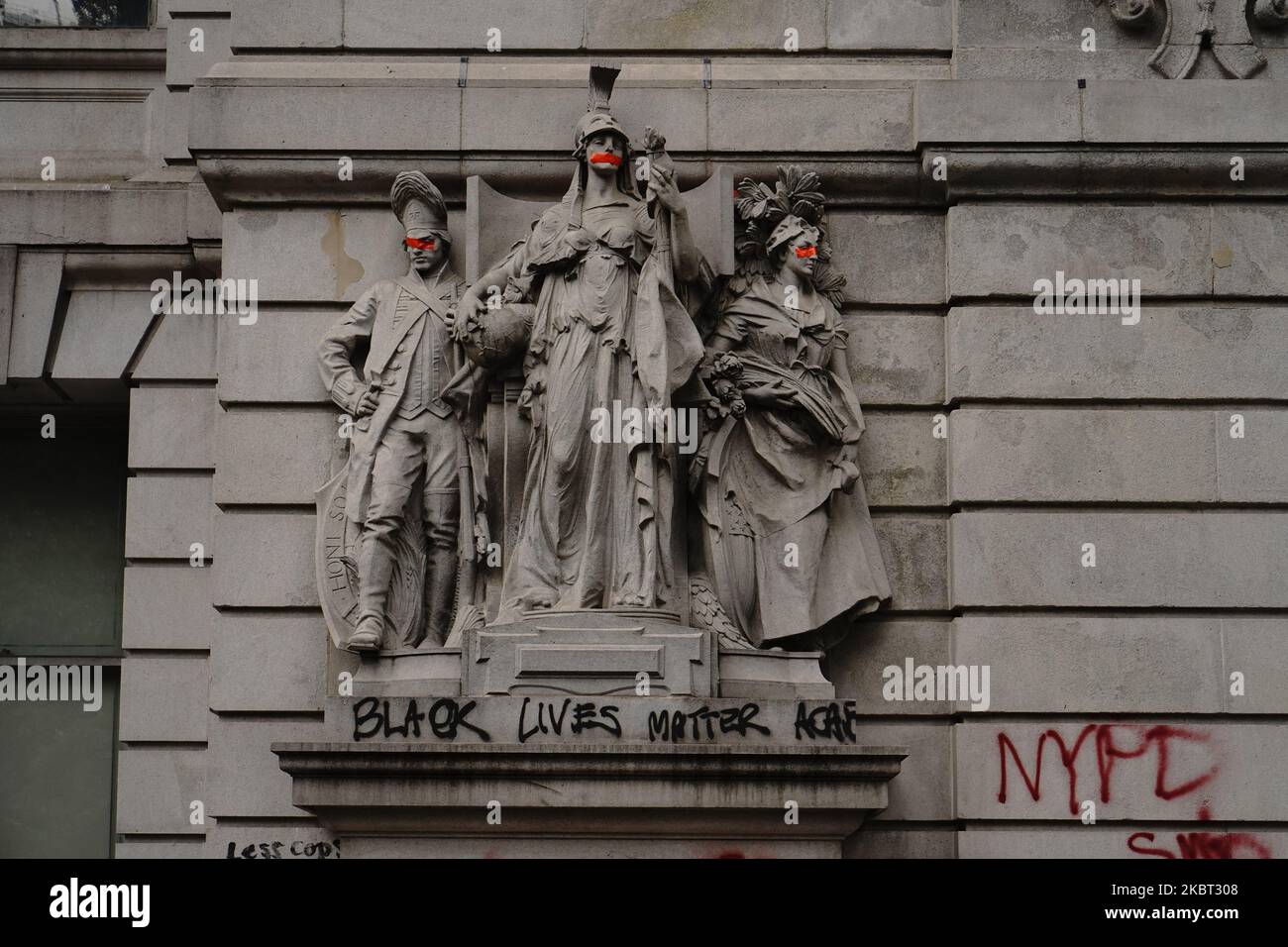 Eine Gruppe von Demonstranten, die mit Black Lives Matter (BLM) und anderen Gruppen in Verbindung stehen, versammeln sich in einem Park und einer angrenzenden Straße außerhalb des Rathauses in Lower Manhattan, während sie weiterhin fordern, dass das New York City Police Department (NYPD) am 1. Juli 2020 in New York City definanziert wird. Trotz einer jüngsten Abstimmung des Stadtrats, die ein neues Budget verabschiedet hat, das erhebliche Kürzungen bei der Polizei vornahm, setzt die Gruppe von Demonstranten ihre Pattsituation mit der Stadt und der Polizei fort. Ähnlich wie die Occupy Wall Street-Bewegung, die den Zuccotti Park monatelang übernahm, stellt die Gruppe nun Lebensmittel, Medizin und inf her Stockfoto