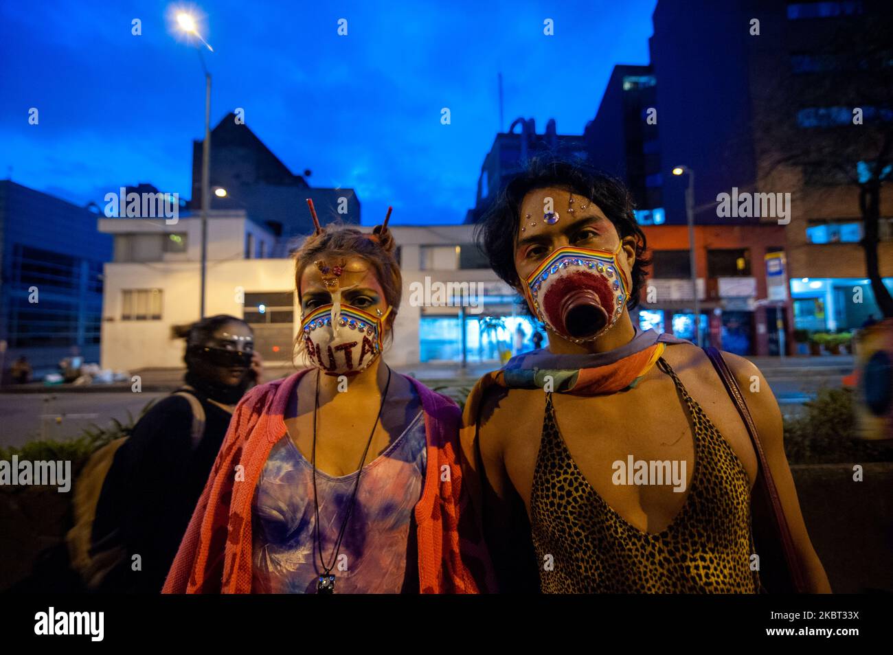 Mitglieder der LGBT-Gemeinschaft während eines Protestes gegen die jüngsten ungelösten Morde an mehreren Mitgliedern der LGBT-Gemeinschaft in Bogota am 3. Juli 2020 inmitten der neuen Coronavirus-Pandemie. (Foto von Sebastian Barros/NurPhoto) Stockfoto