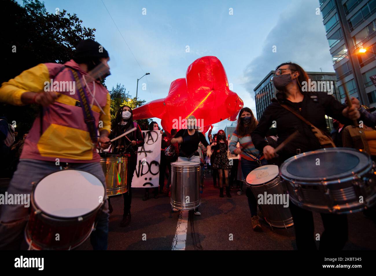 Mitglieder der LGBT-Gemeinschaft während eines Protestes gegen die jüngsten ungelösten Morde an mehreren Mitgliedern der LGBT-Gemeinschaft in Bogota am 3. Juli 2020 inmitten der neuen Coronavirus-Pandemie. (Foto von Sebastian Barros/NurPhoto) Stockfoto