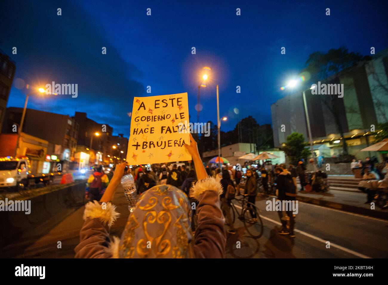 Mitglieder der LGBT-Gemeinschaft während eines Protestes gegen die jüngsten ungelösten Morde an mehreren Mitgliedern der LGBT-Gemeinschaft in Bogota am 3. Juli 2020 inmitten der neuen Coronavirus-Pandemie. (Foto von Sebastian Barros/NurPhoto) Stockfoto