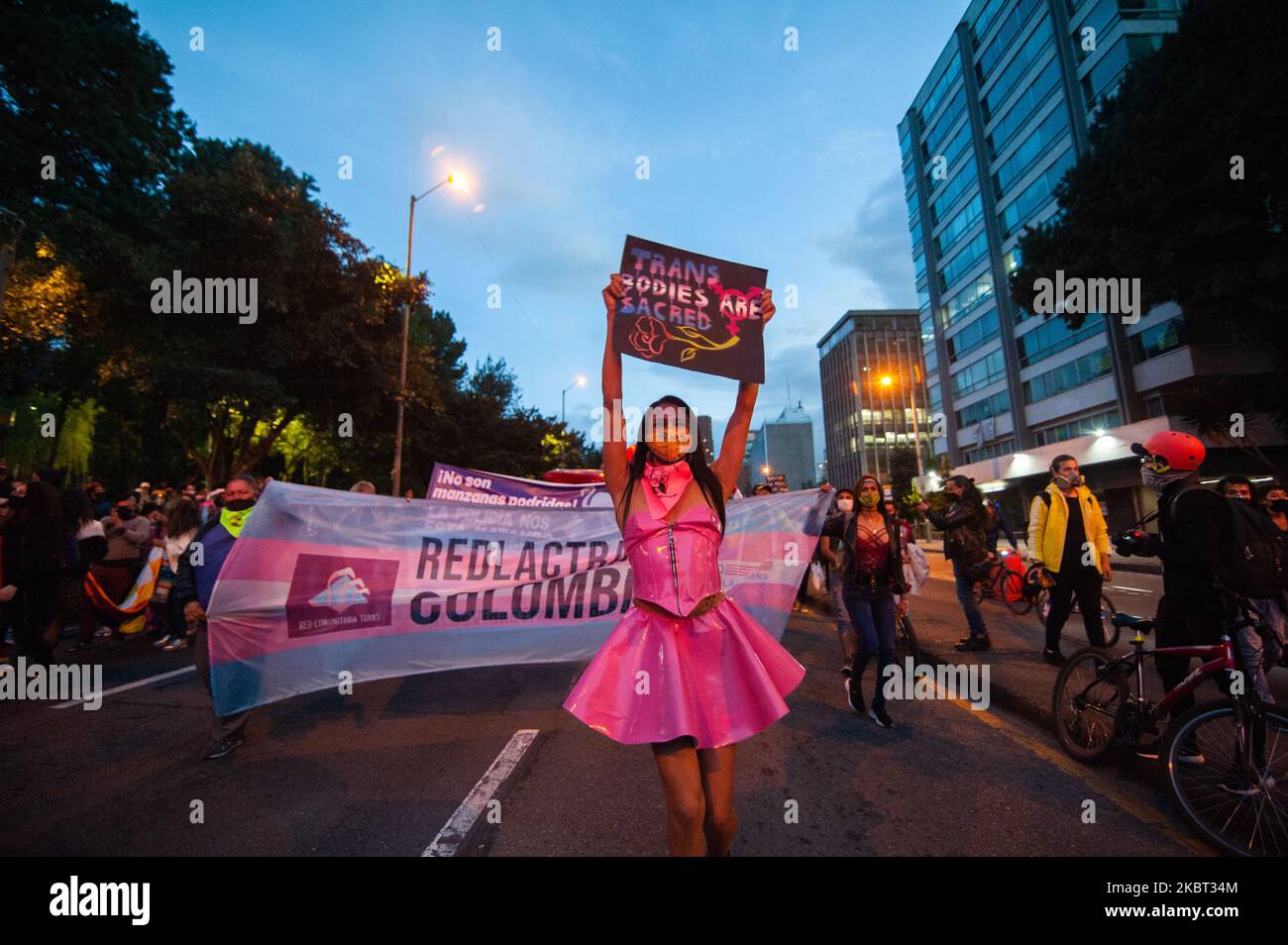 Mitglieder der LGBT-Gemeinschaft während eines Protestes gegen die jüngsten ungelösten Morde an mehreren Mitgliedern der LGBT-Gemeinschaft in Bogota am 3. Juli 2020 inmitten der neuen Coronavirus-Pandemie. (Foto von Sebastian Barros/NurPhoto) Stockfoto