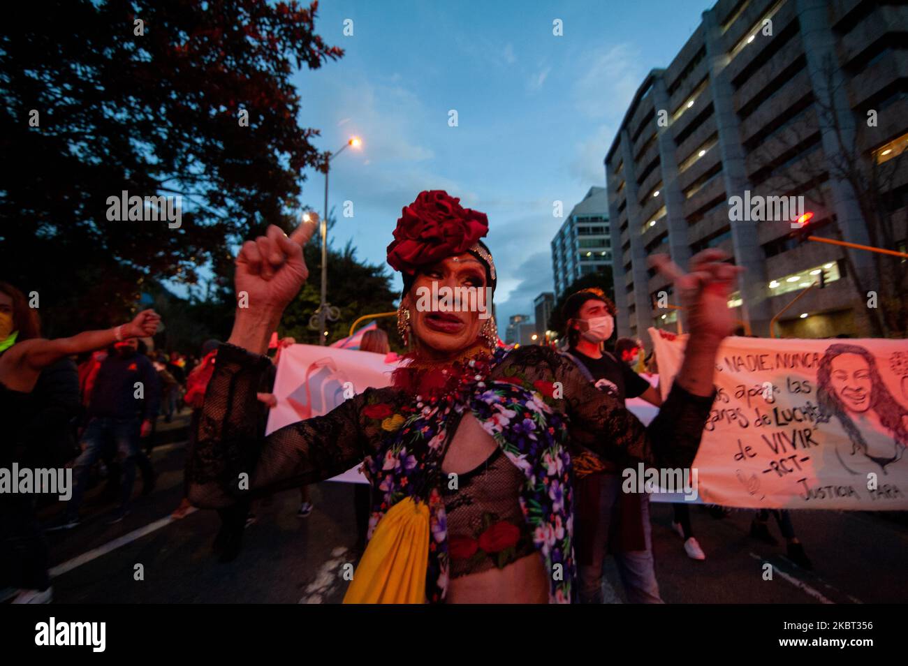 Mitglieder der LGBT-Gemeinschaft während eines Protestes gegen die jüngsten ungelösten Morde an mehreren Mitgliedern der LGBT-Gemeinschaft in Bogota am 3. Juli 2020 inmitten der neuen Coronavirus-Pandemie. (Foto von Sebastian Barros/NurPhoto) Stockfoto